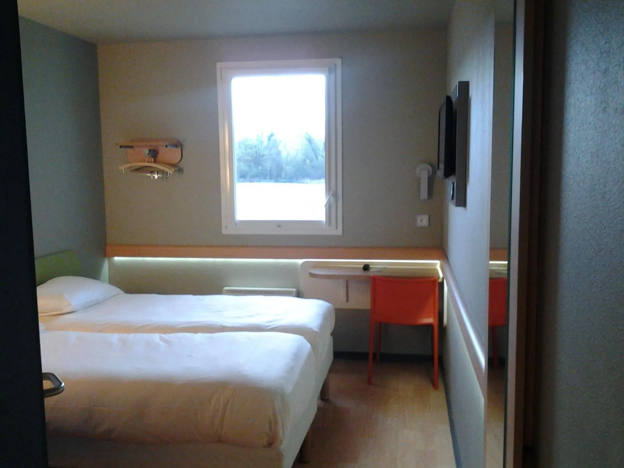 Photo of the whole room, Bed in ibis budget Givet