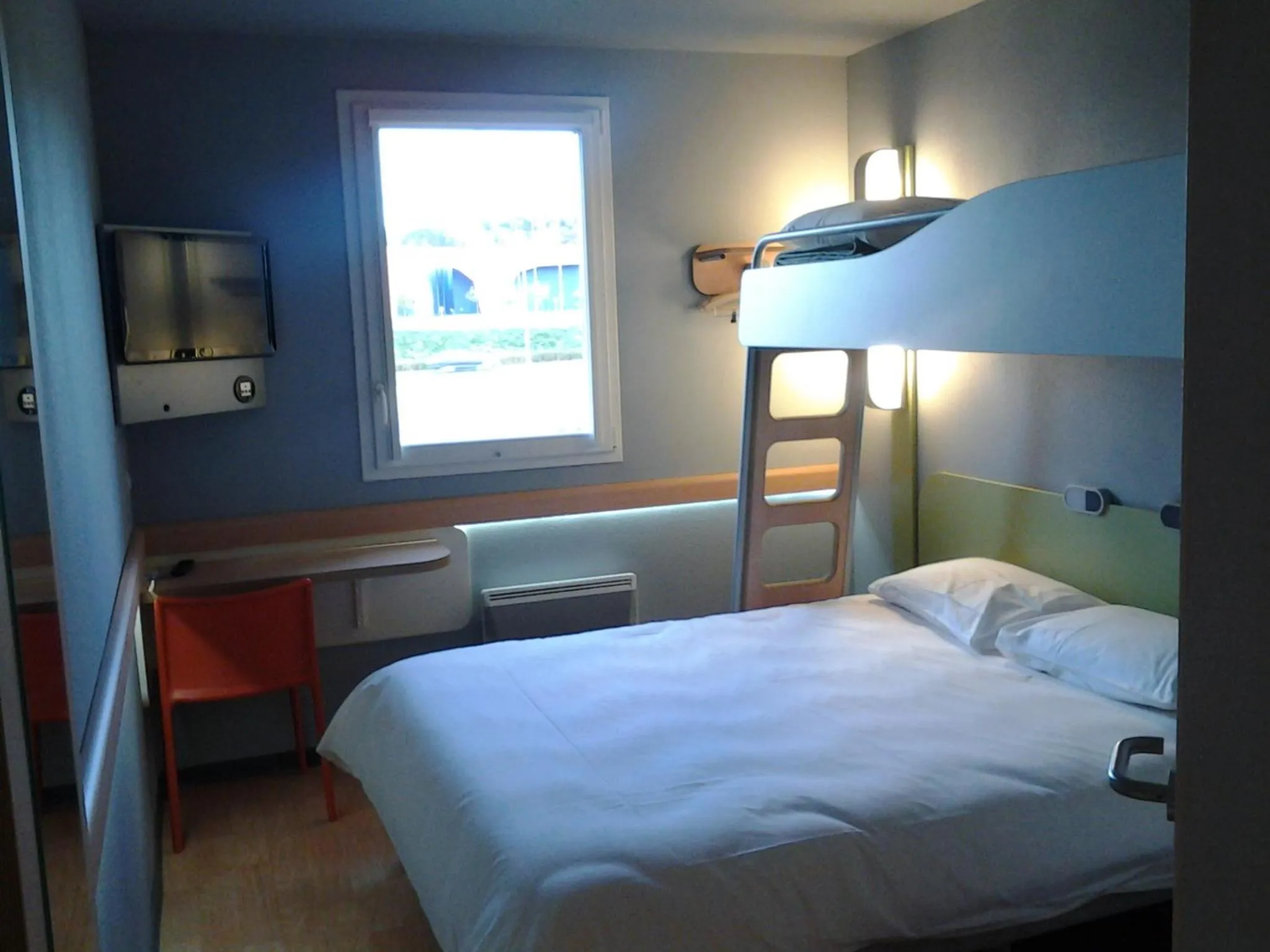Photo of the whole room, Bed in ibis budget Givet