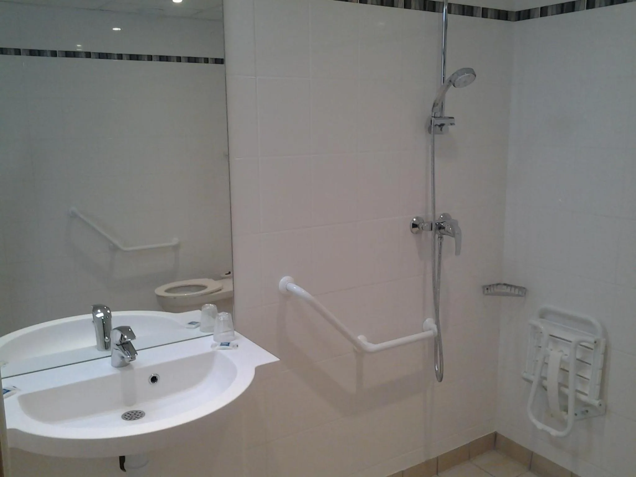 Bathroom in ibis budget Givet