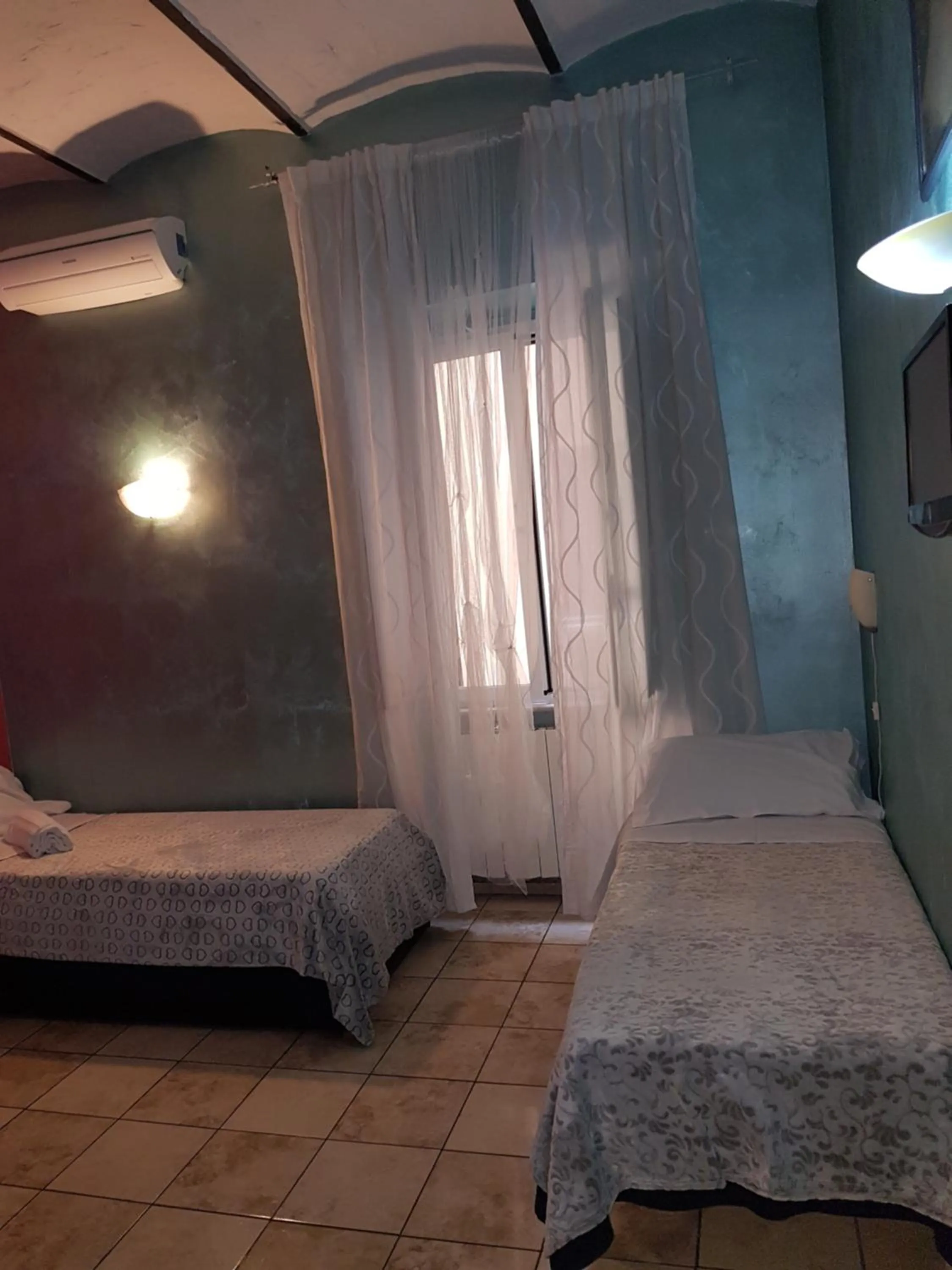 Bathroom, Bed in Român Holidays