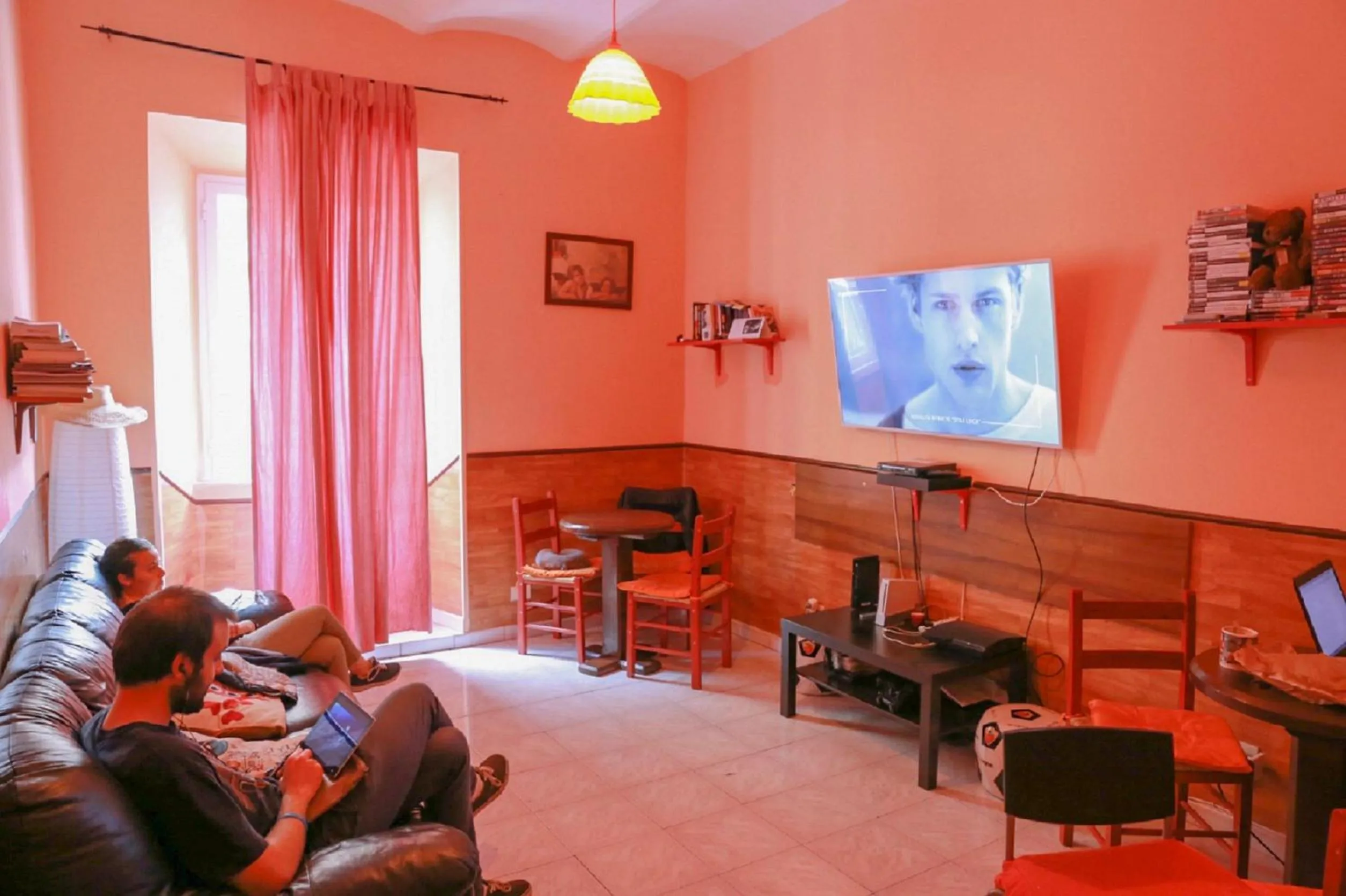 Communal lounge/ TV room in Român Holidays