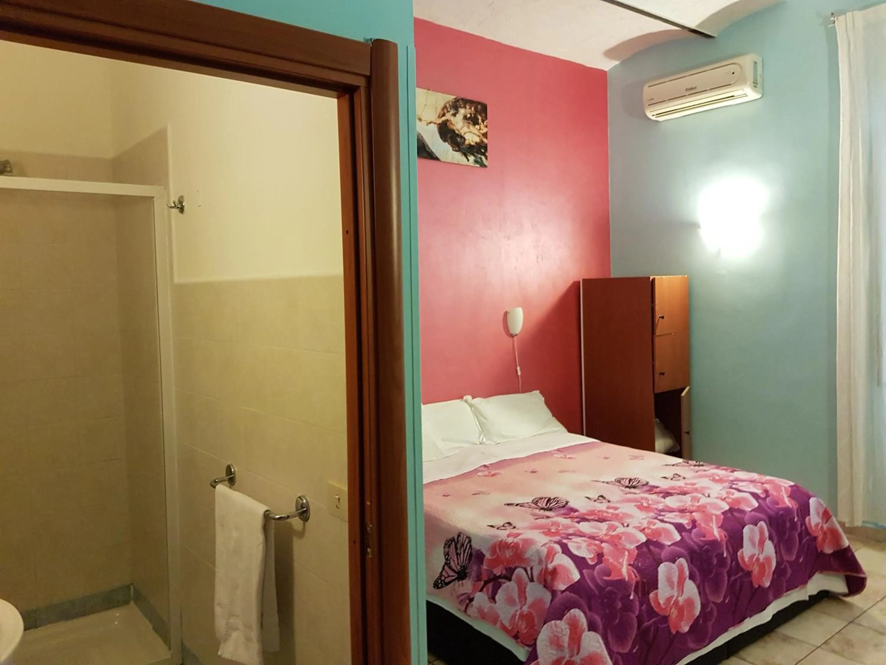 Bathroom, Bed in Român Holidays