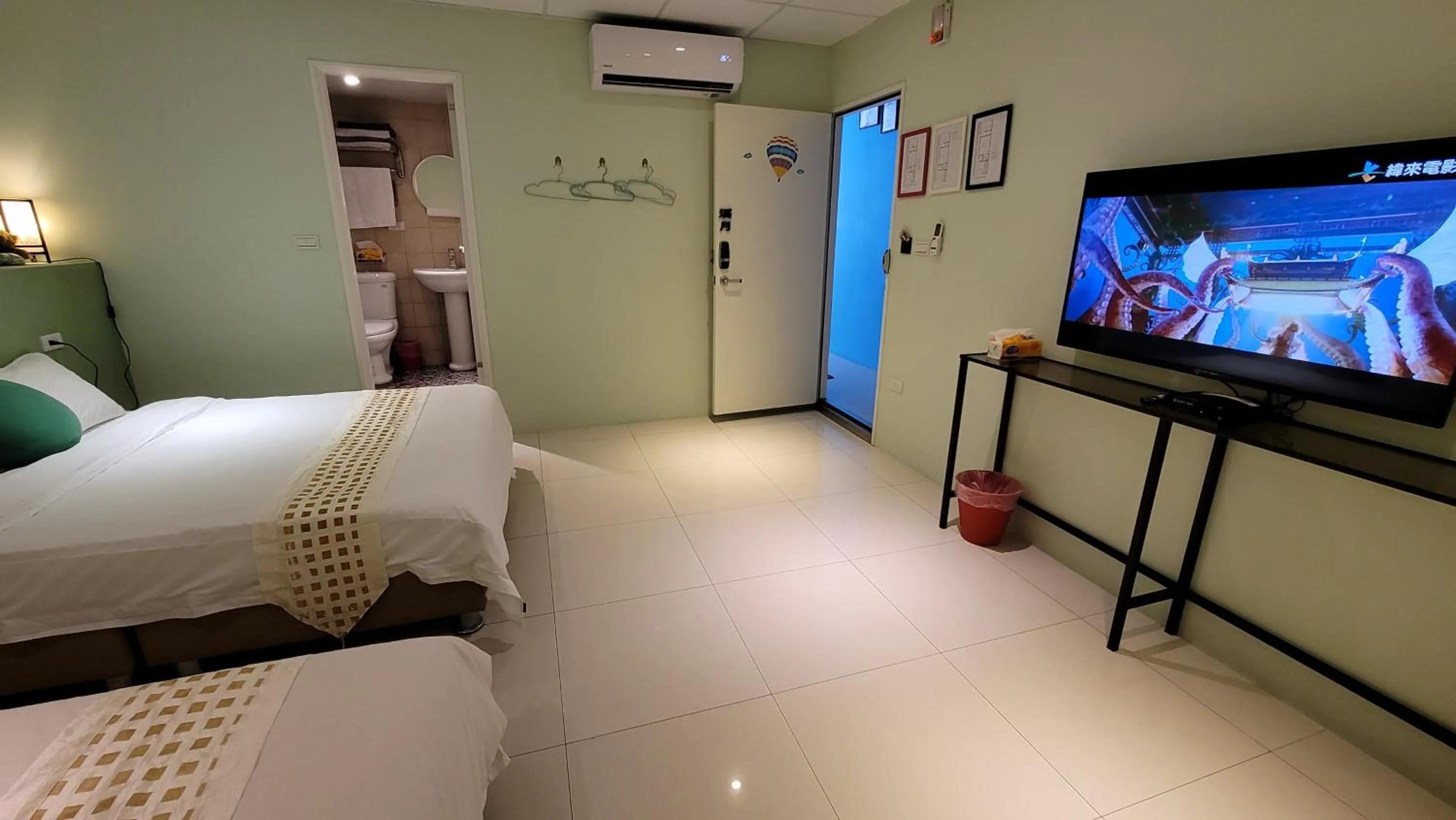 Photo of the whole room, Bed in Xi Yin Zhi Su