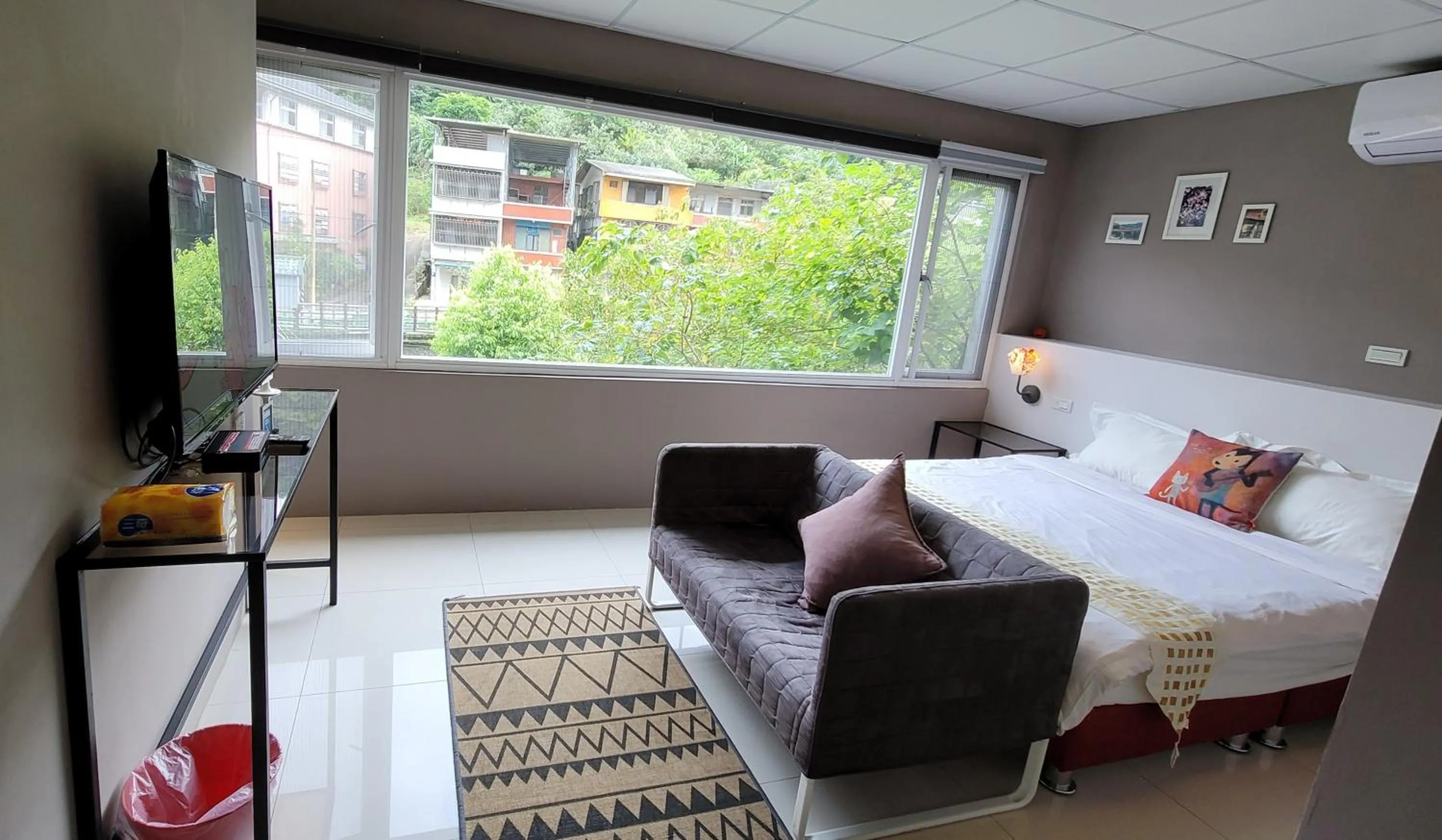 Photo of the whole room, Bed in Xi Yin Zhi Su