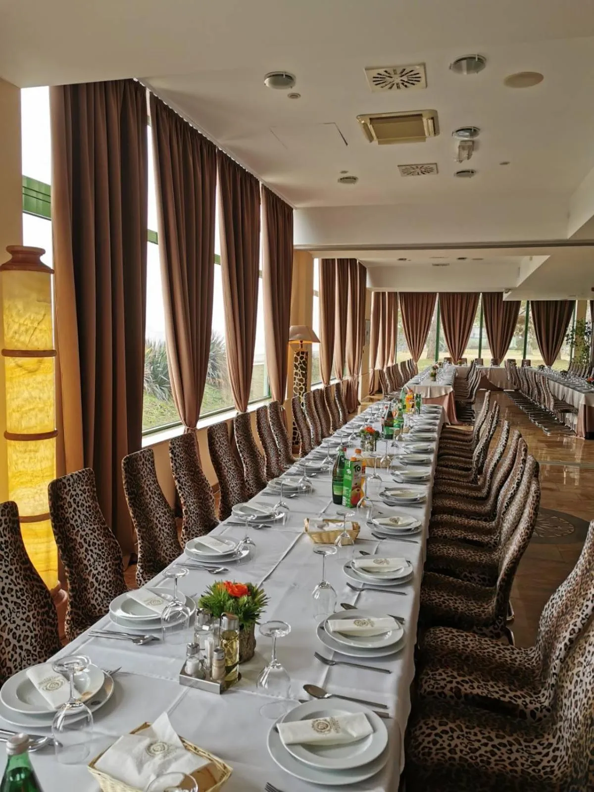Restaurant/places to eat in ZOO hotel