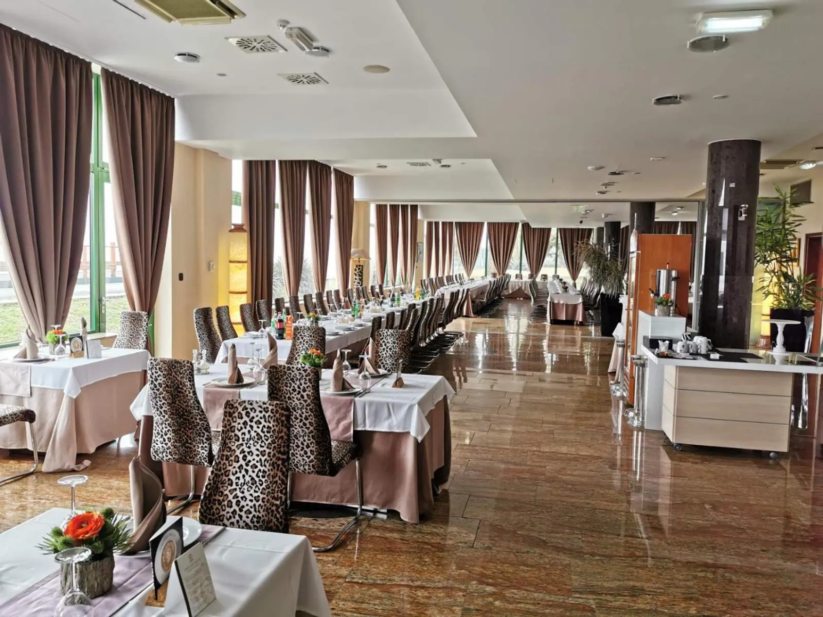 Restaurant/places to eat in ZOO hotel