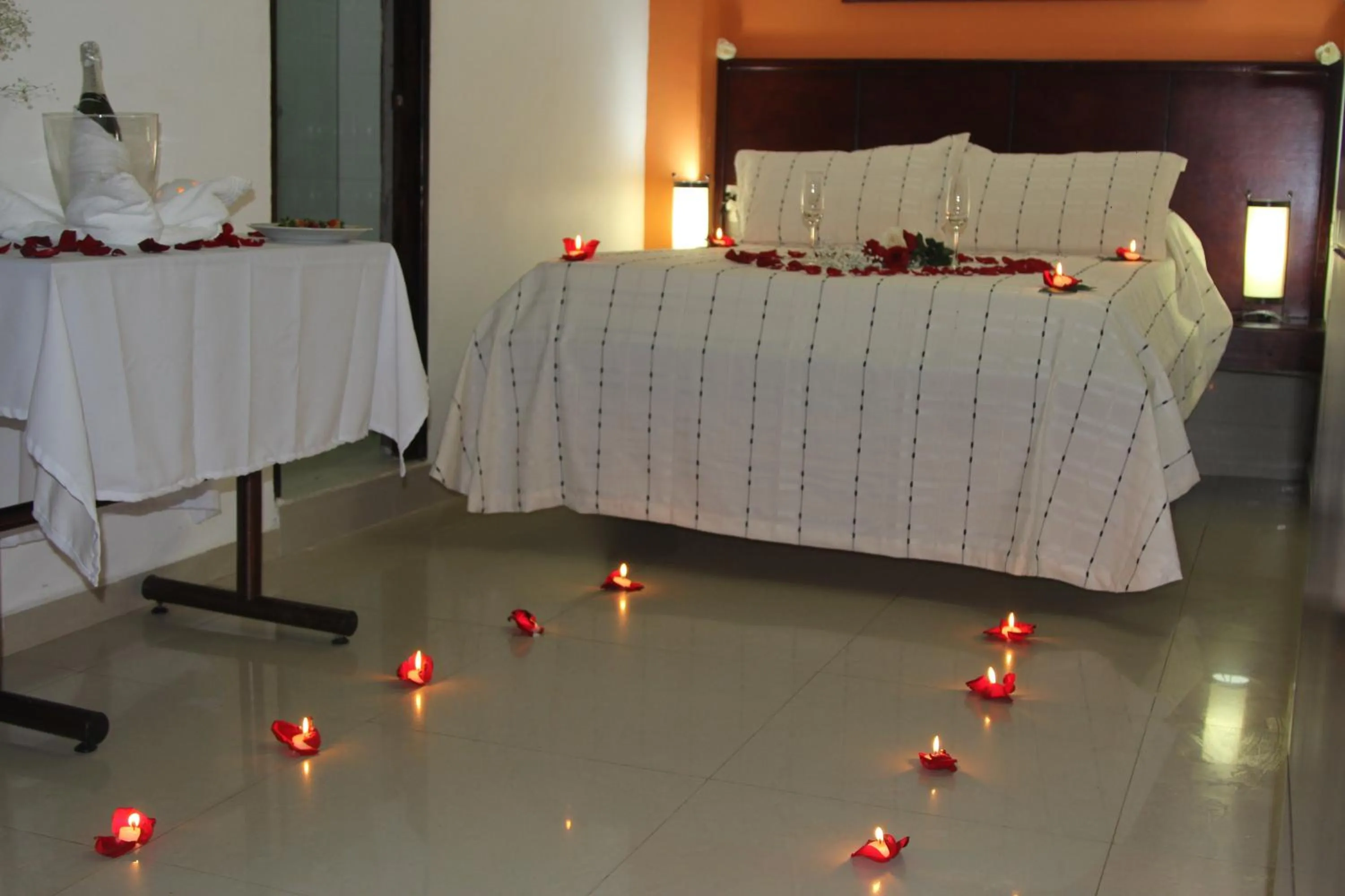 Bed in Hotel Marina Suites By GEH Suites