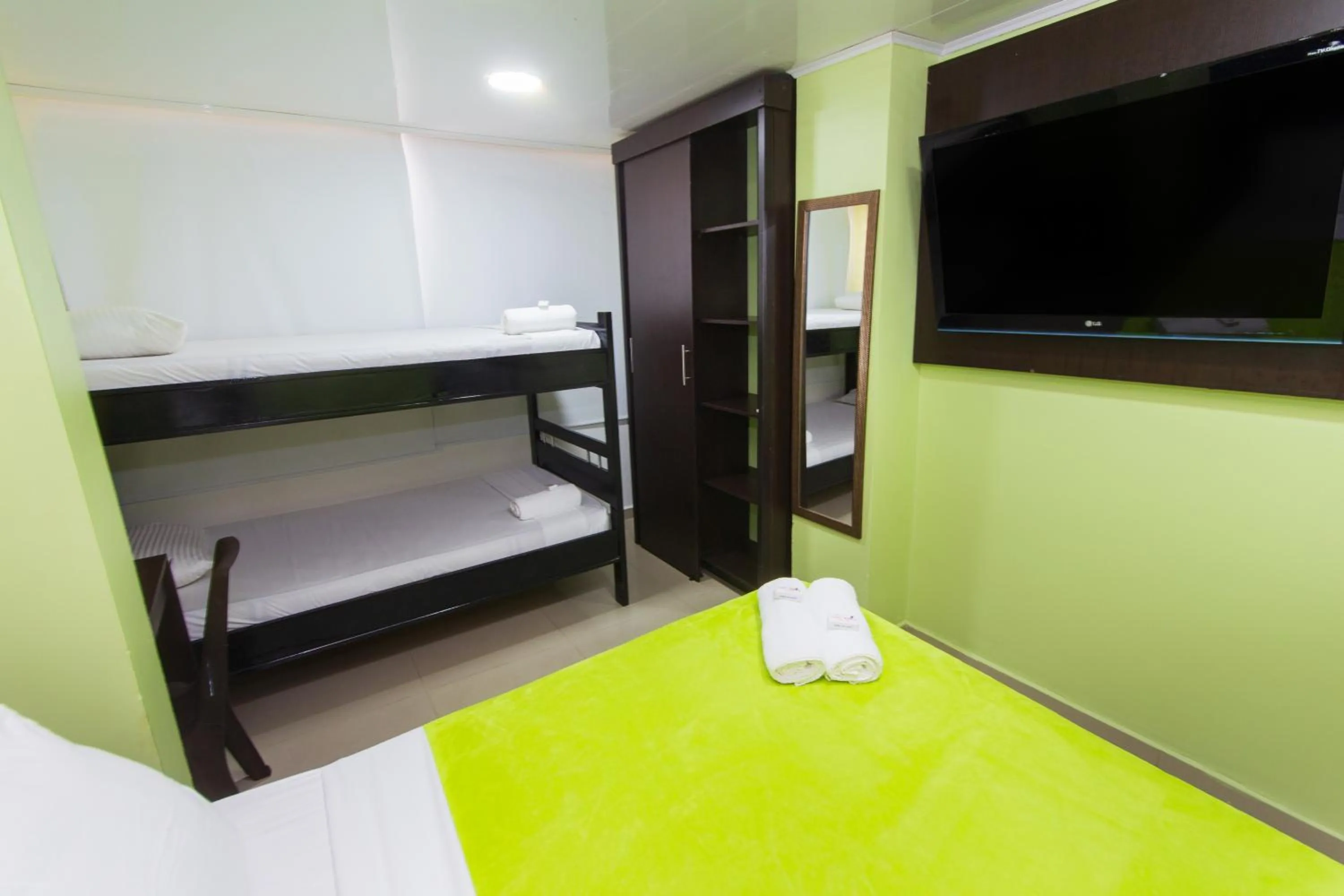TV and multimedia, Bed in Hotel Marina Suites By GEH Suites