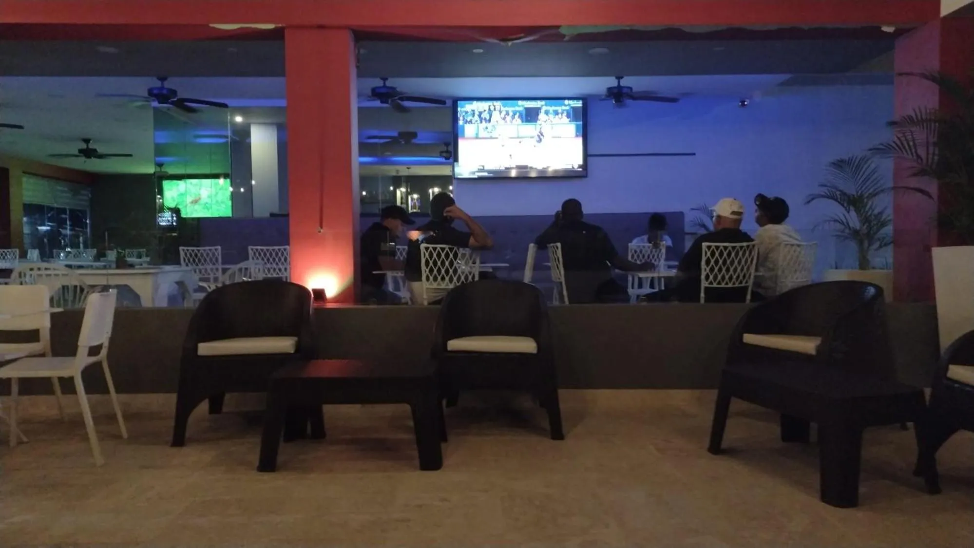 Restaurant/places to eat in Plaza Coral Hotel