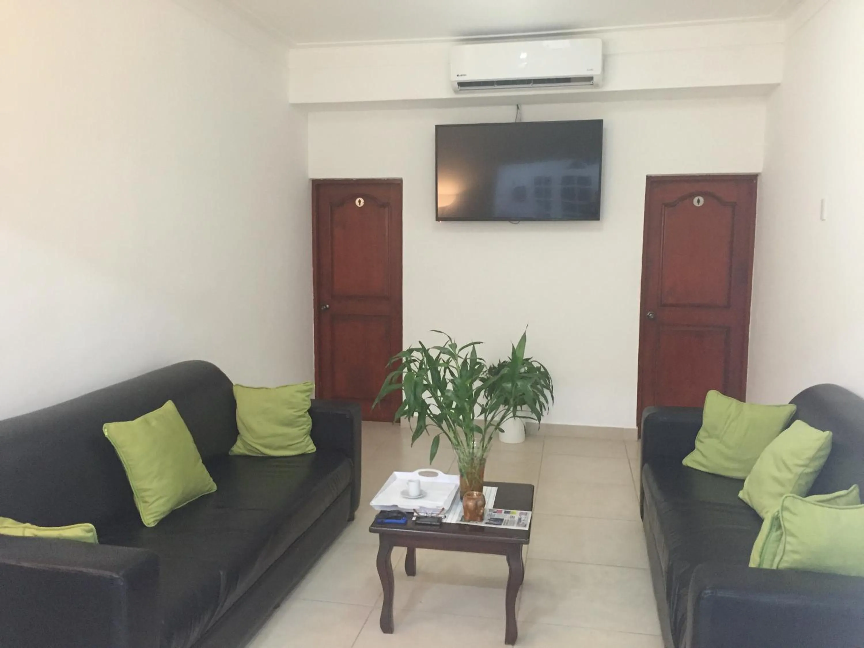 Communal lounge/ TV room in Hotel Santander SD