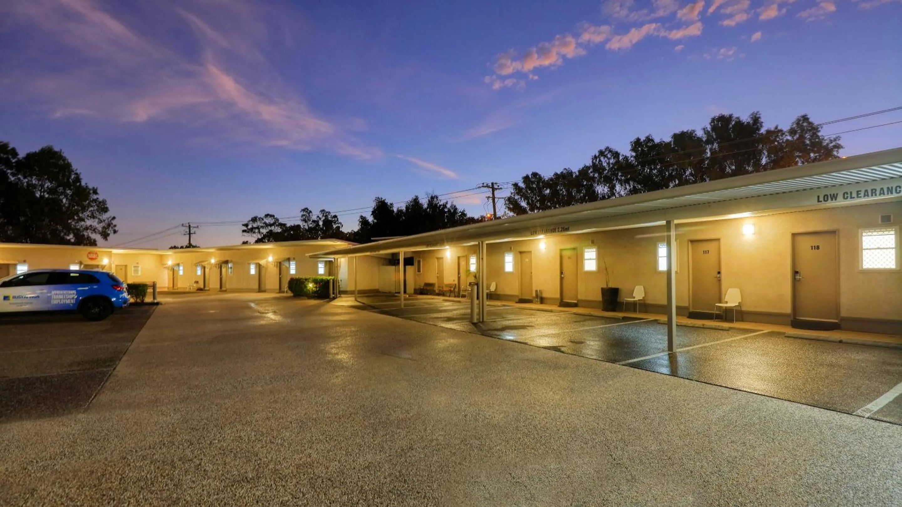 Parking in Route 66 Motor Inn