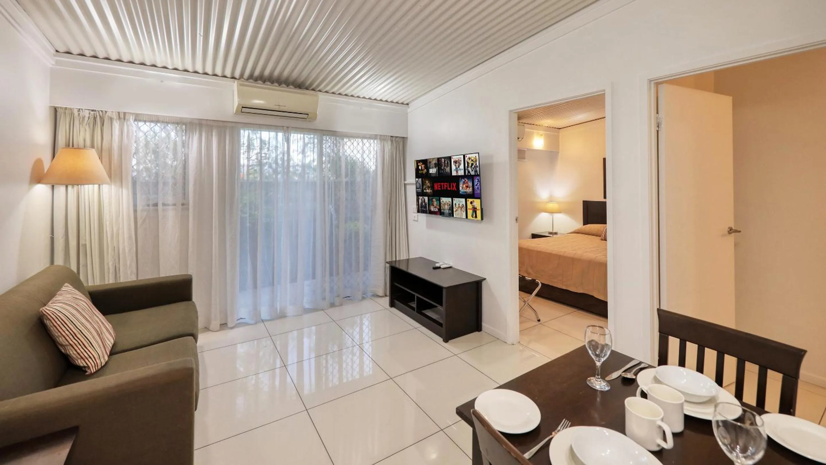 Seating area, Bed in Route 66 Motor Inn