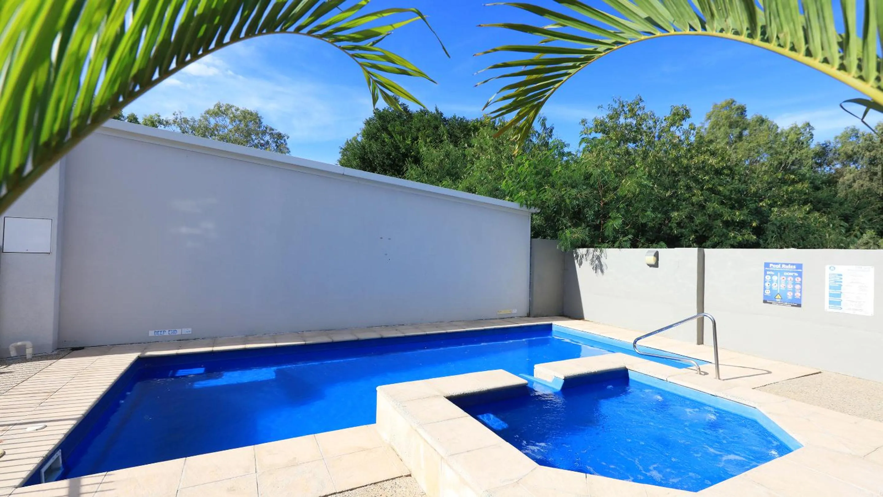 Swimming pool in Route 66 Motor Inn