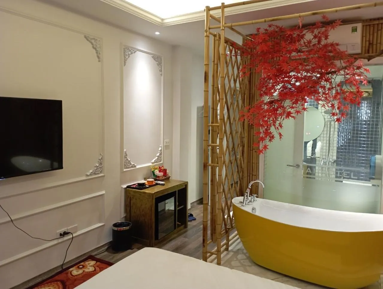 Communal lounge/ TV room, Bed in Mai Hotel