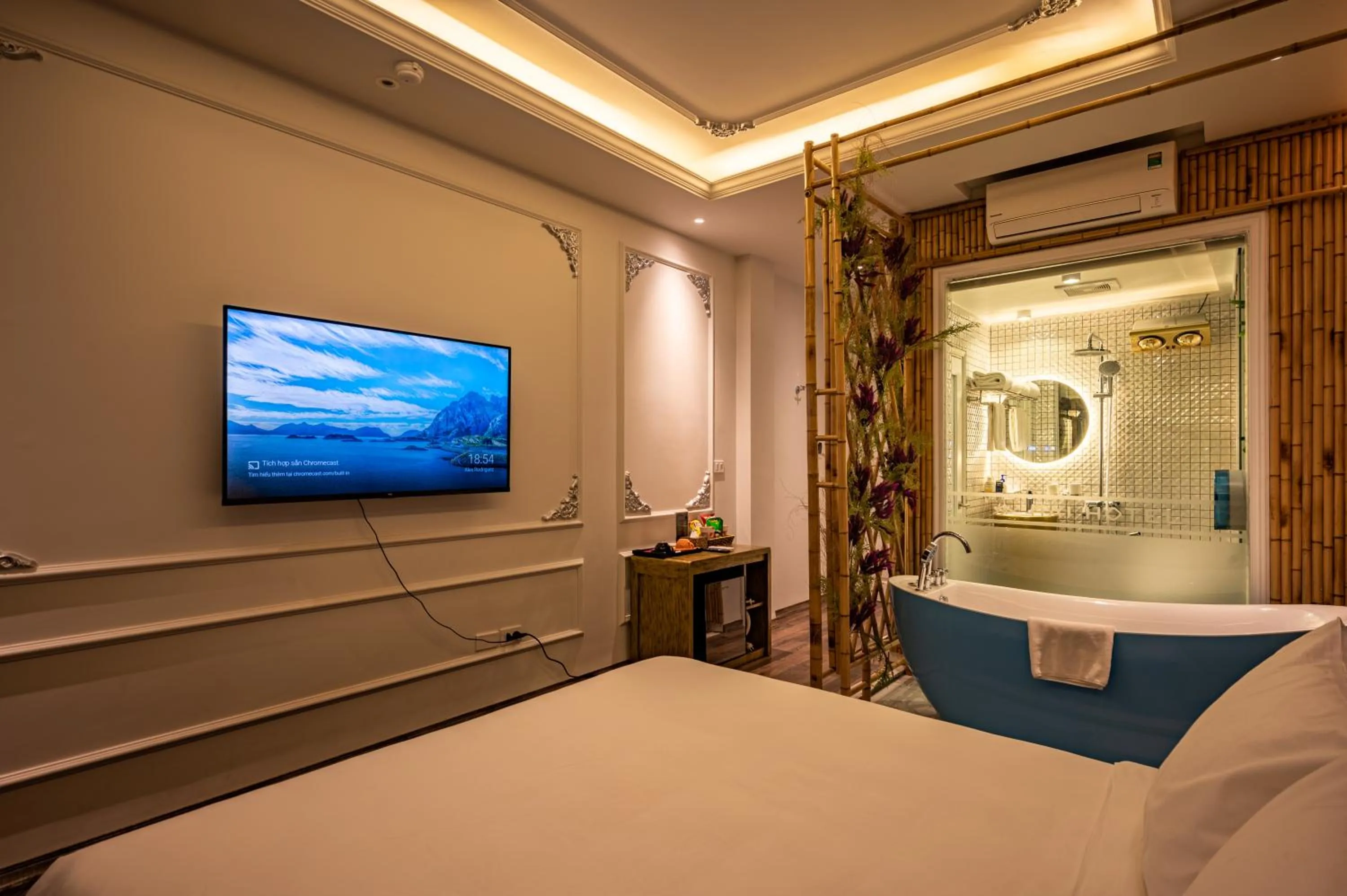 TV and multimedia, Bed in Mai Hotel