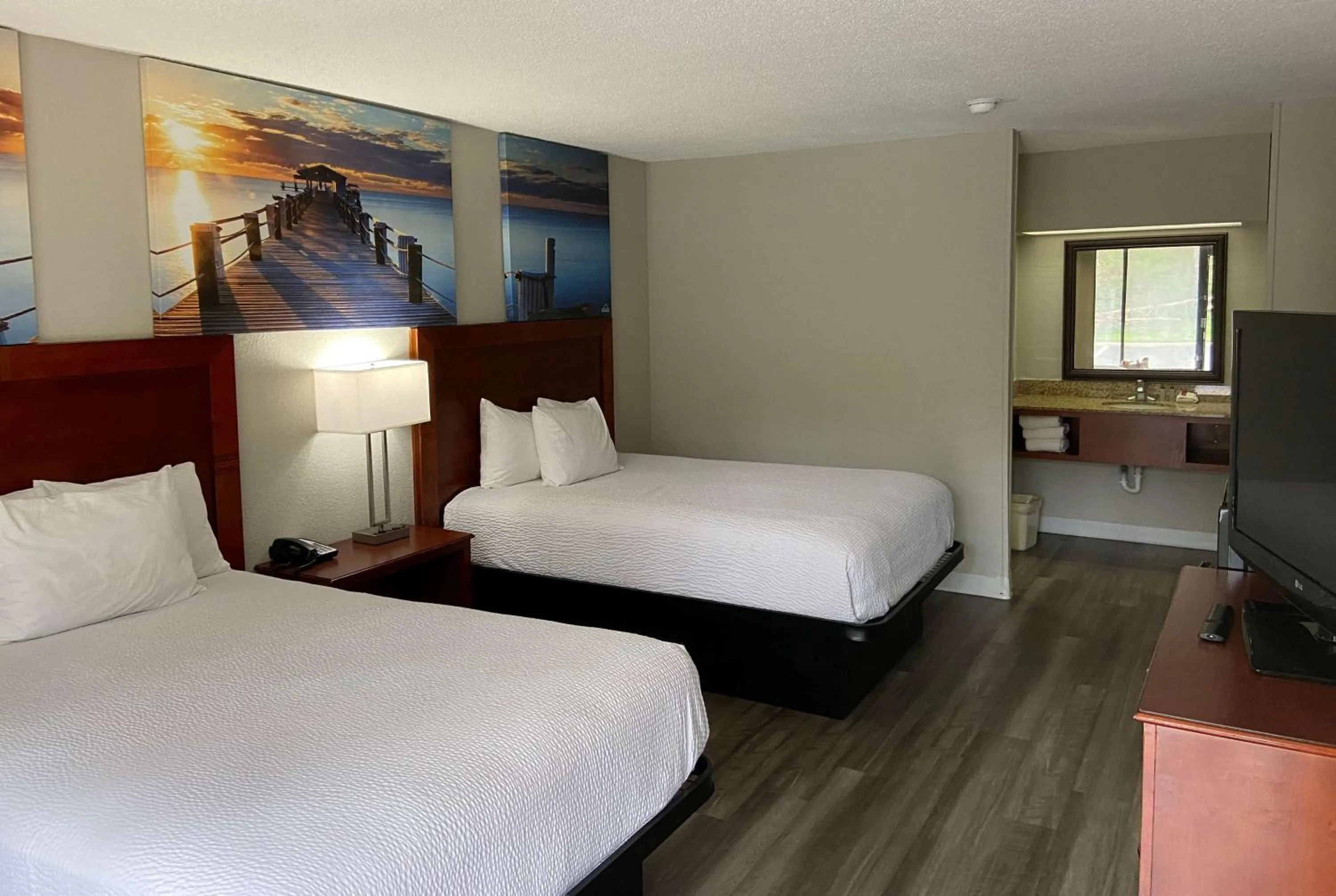 Photo of the whole room in Days Inn by Wyndham Ozark