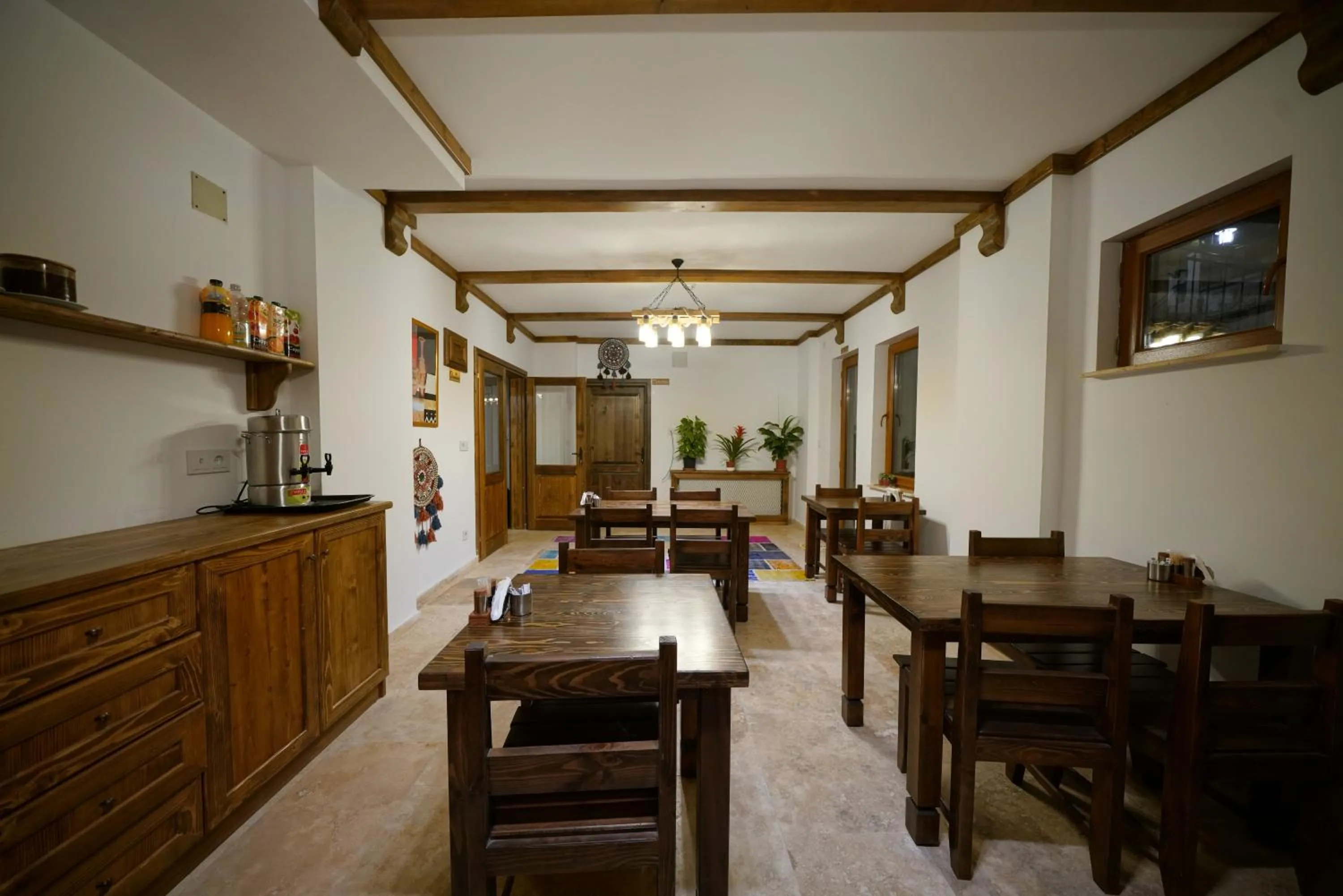 Restaurant/places to eat in Pashahan Hotel