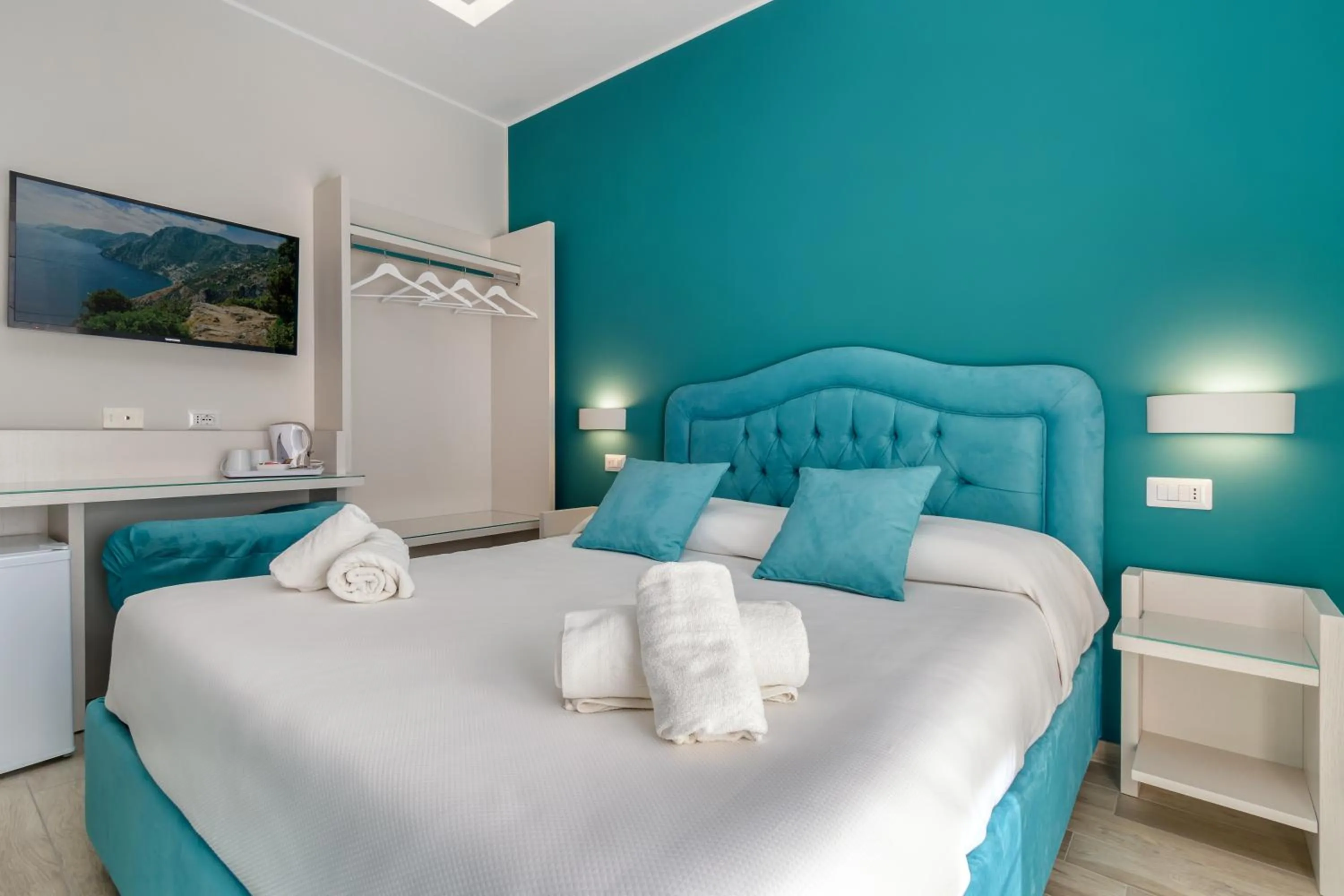 View (from property/room), Bed in Tiffany Suites