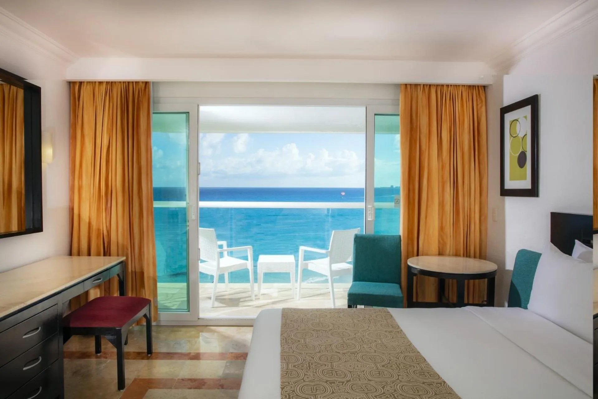 Seating area, Bed in Krystal Cancun