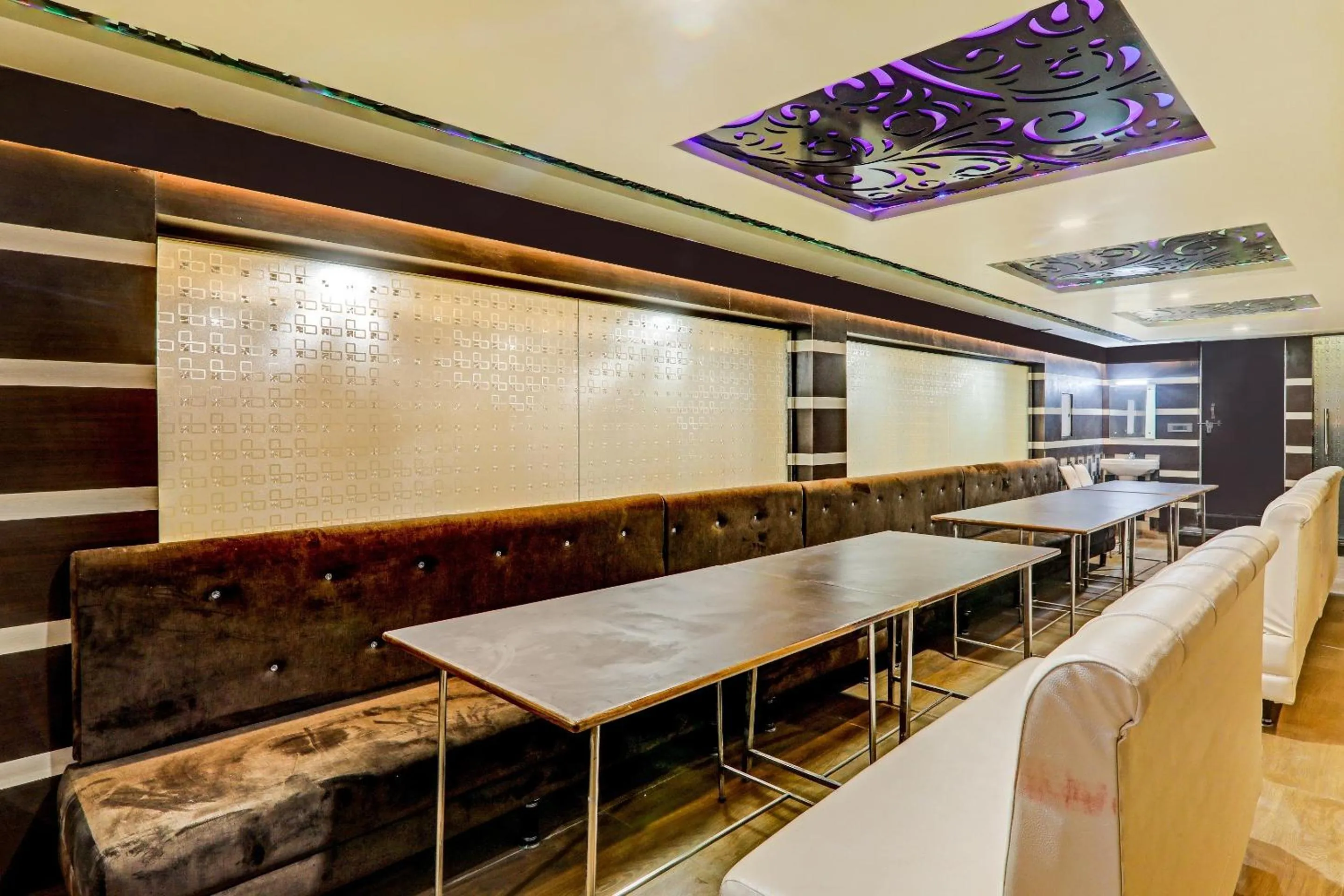 Restaurant/places to eat in Super Townhouse Riddhi Residency