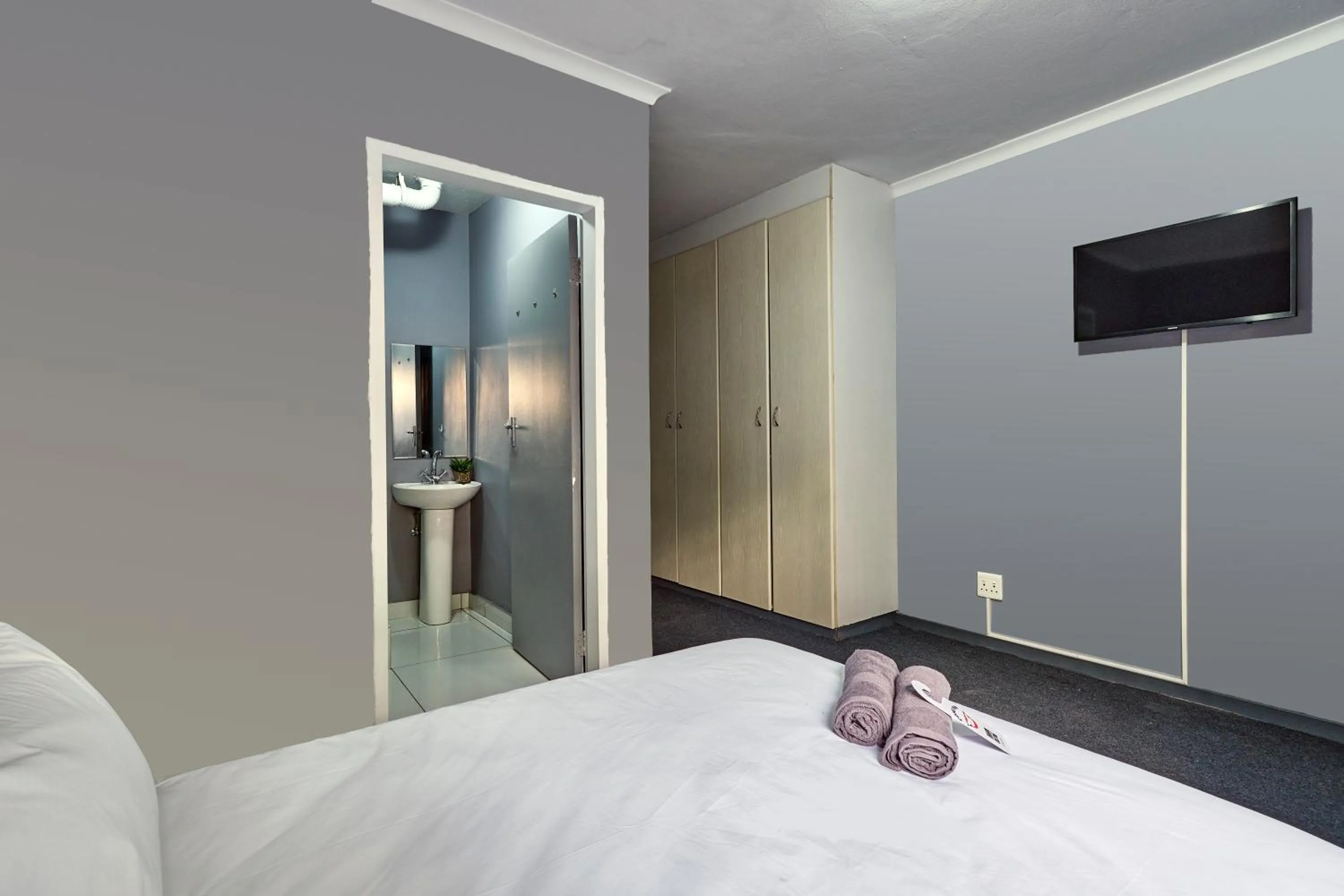 TV and multimedia, Bed in Inn & Out Sandton