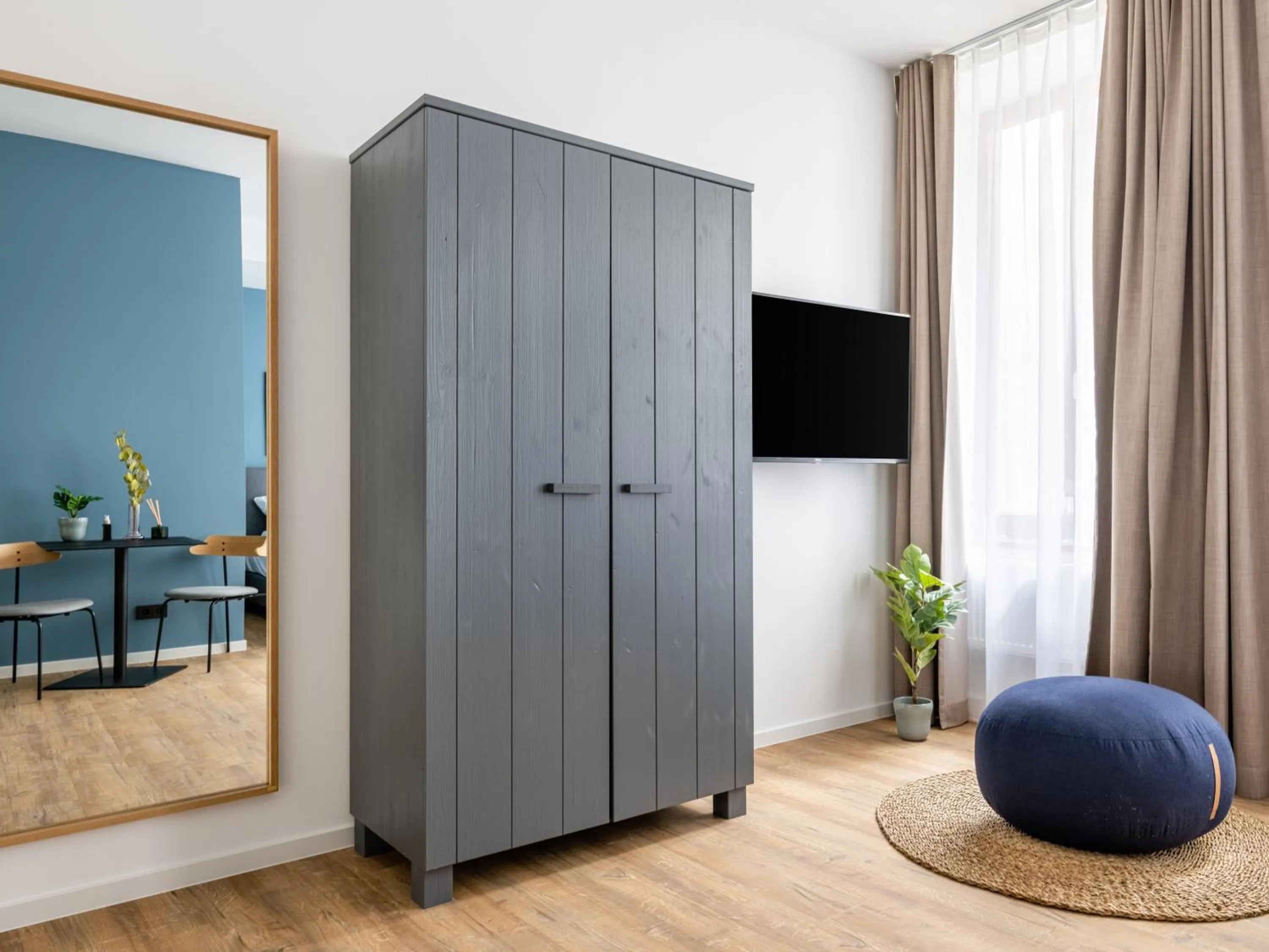 TV and multimedia in Limehome Augsburg Annastraße