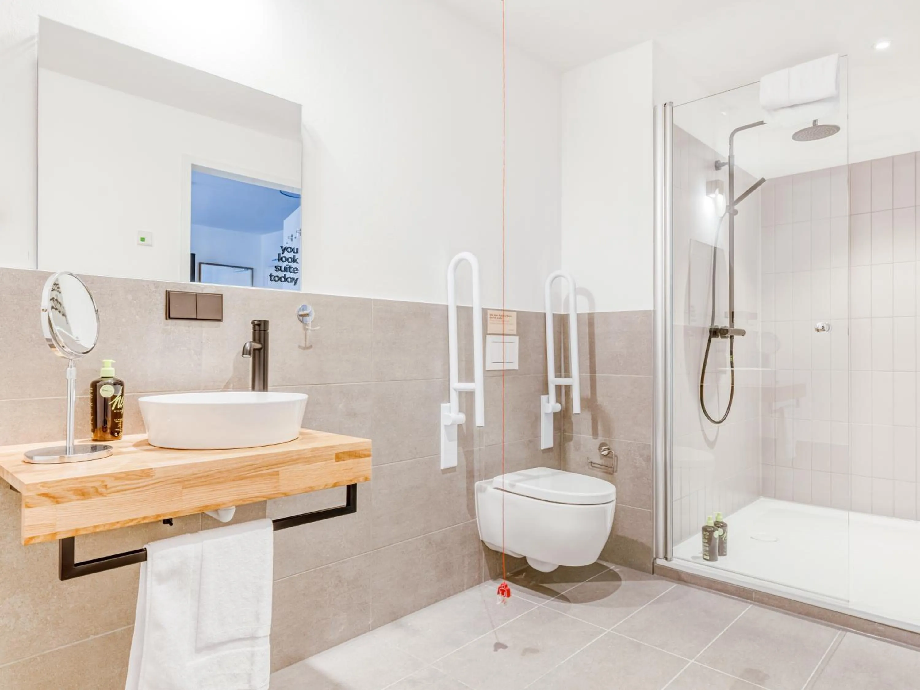 Shower in Limehome Augsburg Annastraße