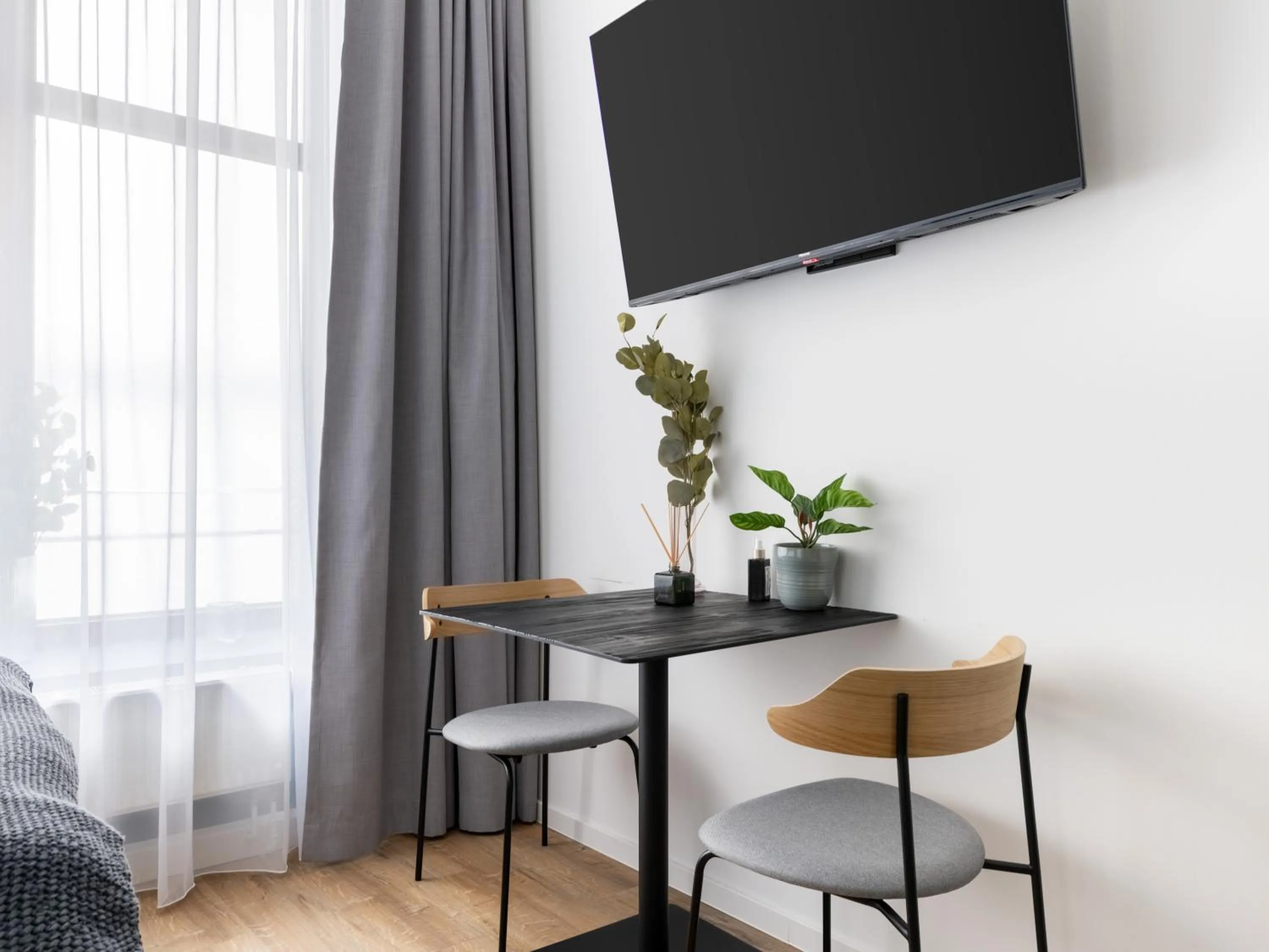 TV and multimedia in Limehome Augsburg Annastraße