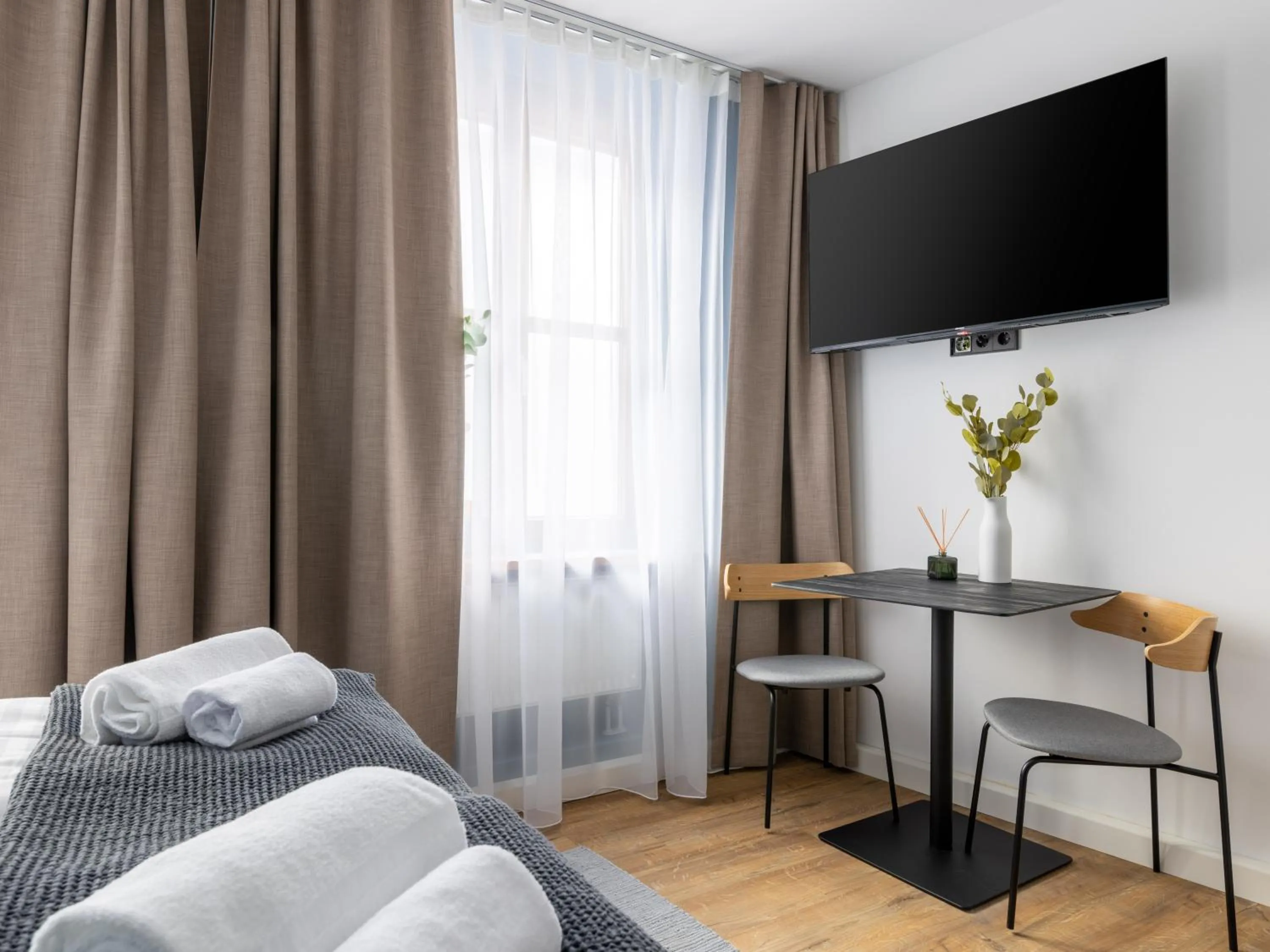 TV and multimedia, Bed in Limehome Augsburg Annastraße