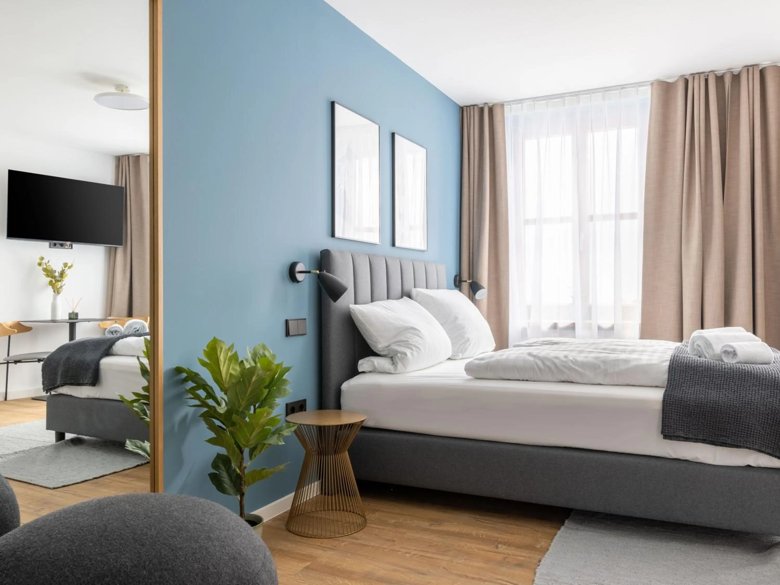 Bed in Limehome Augsburg Annastraße