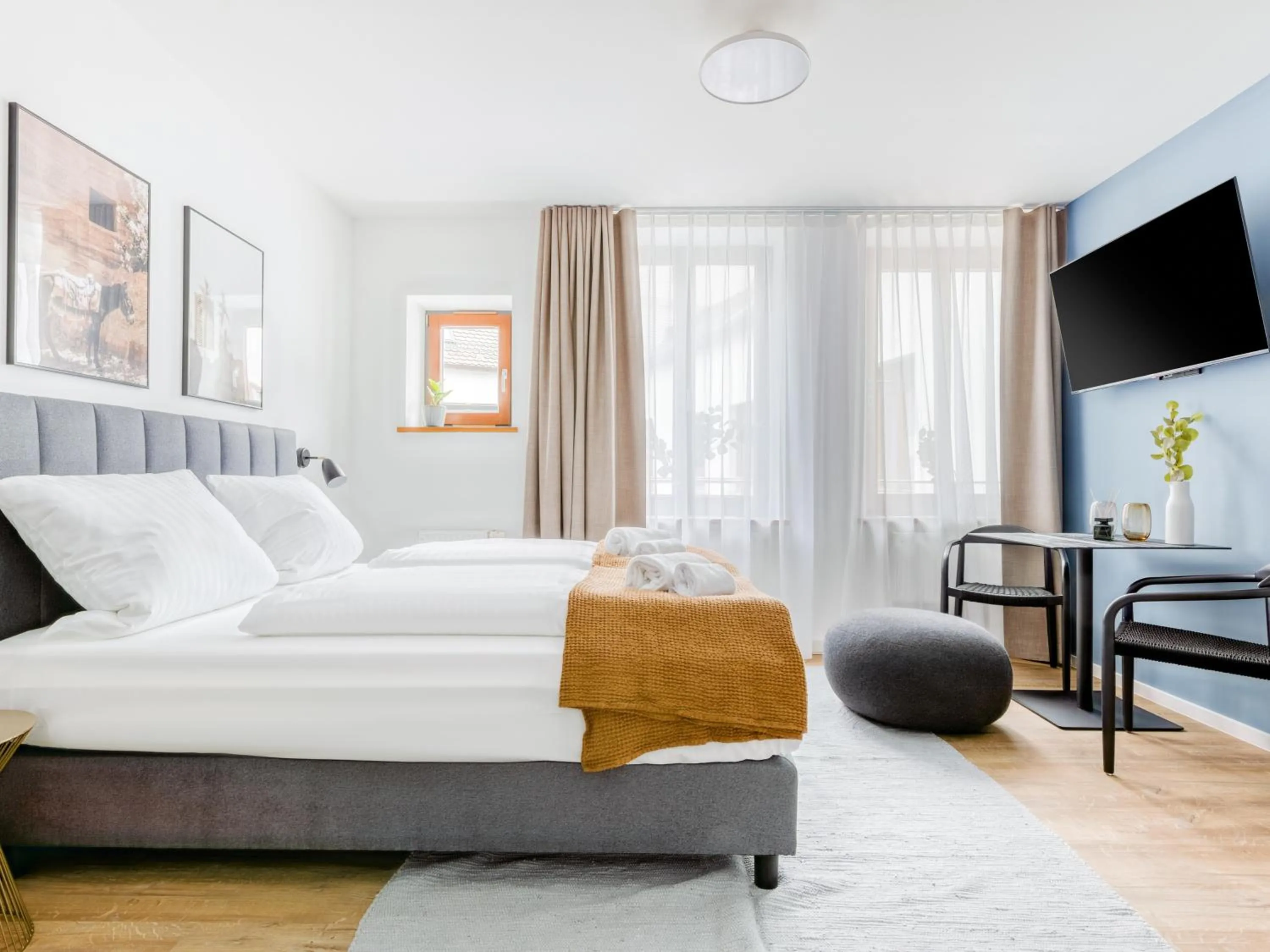 Bed in Limehome Augsburg Annastraße