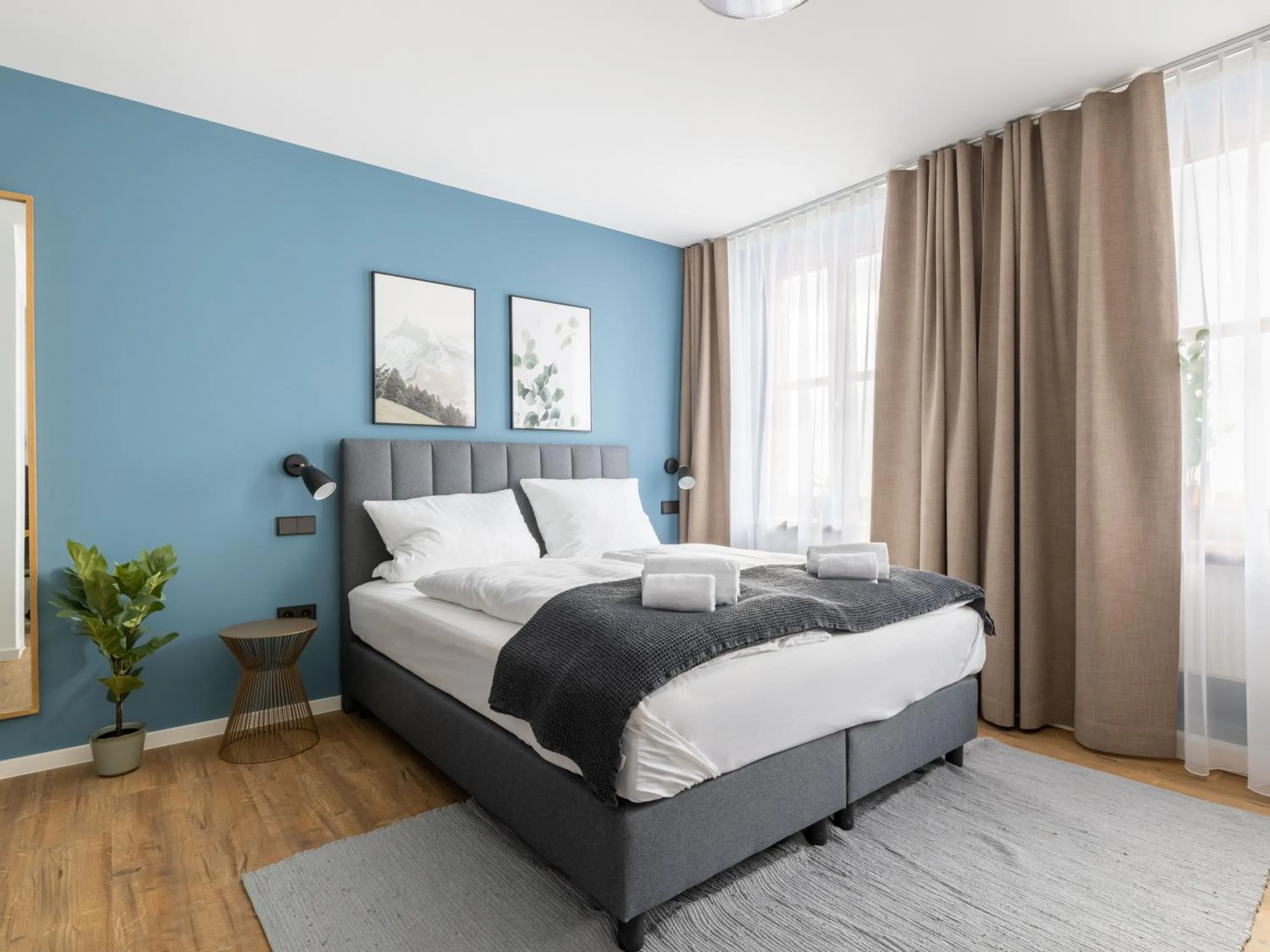 Bed in Limehome Augsburg Annastraße