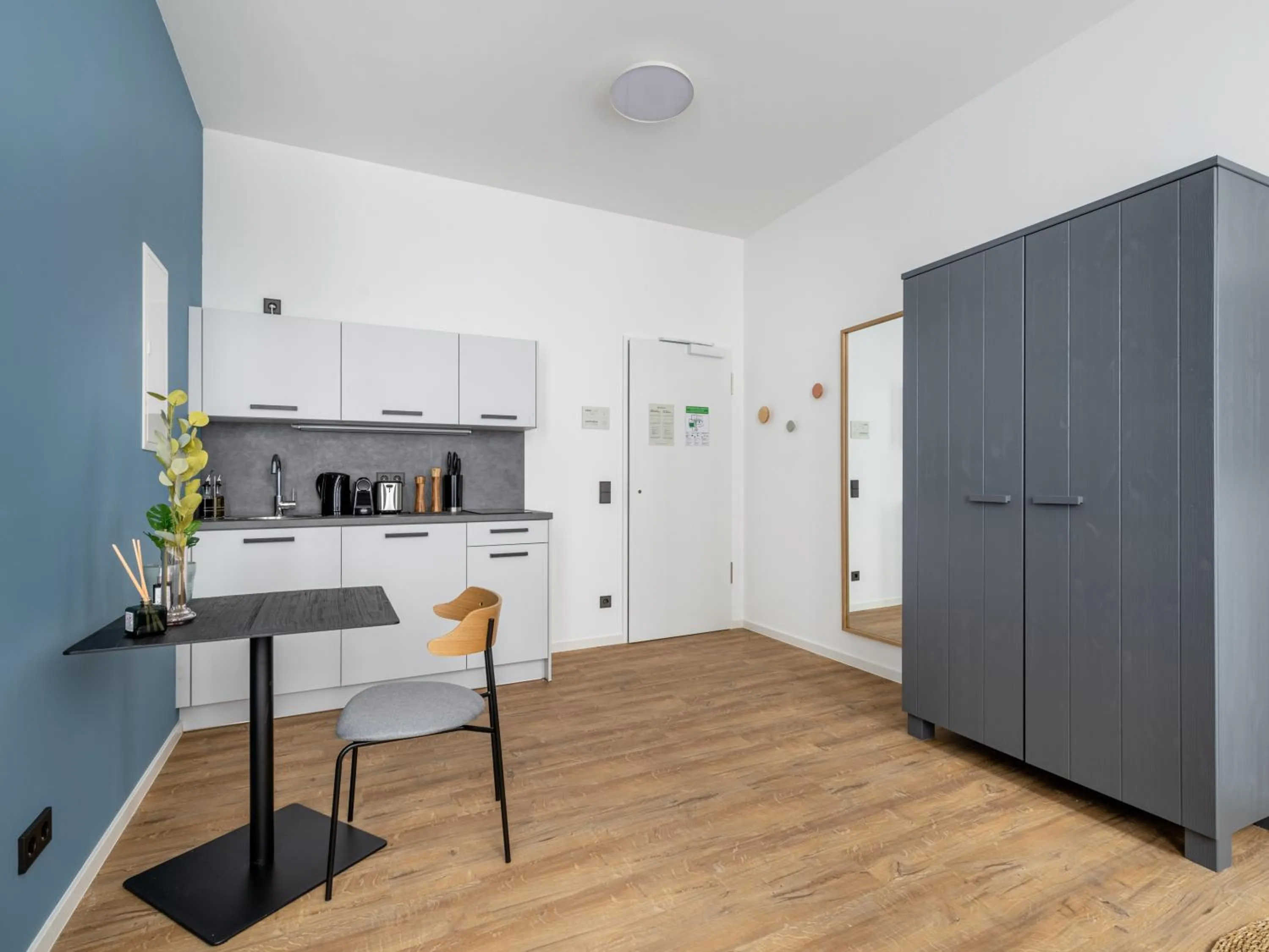 Kitchen or kitchenette in Limehome Augsburg Annastraße