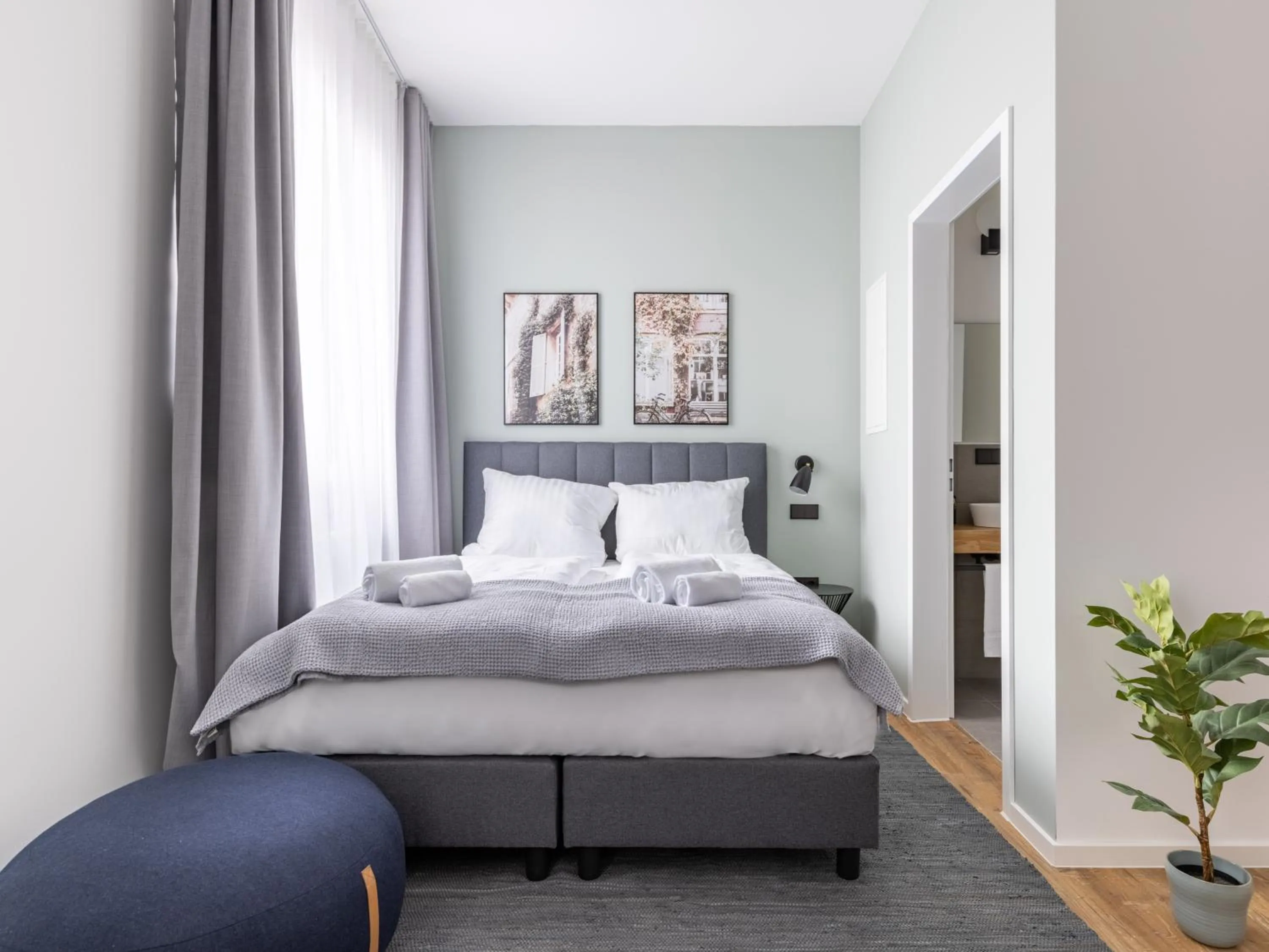 Bed in Limehome Augsburg Annastraße