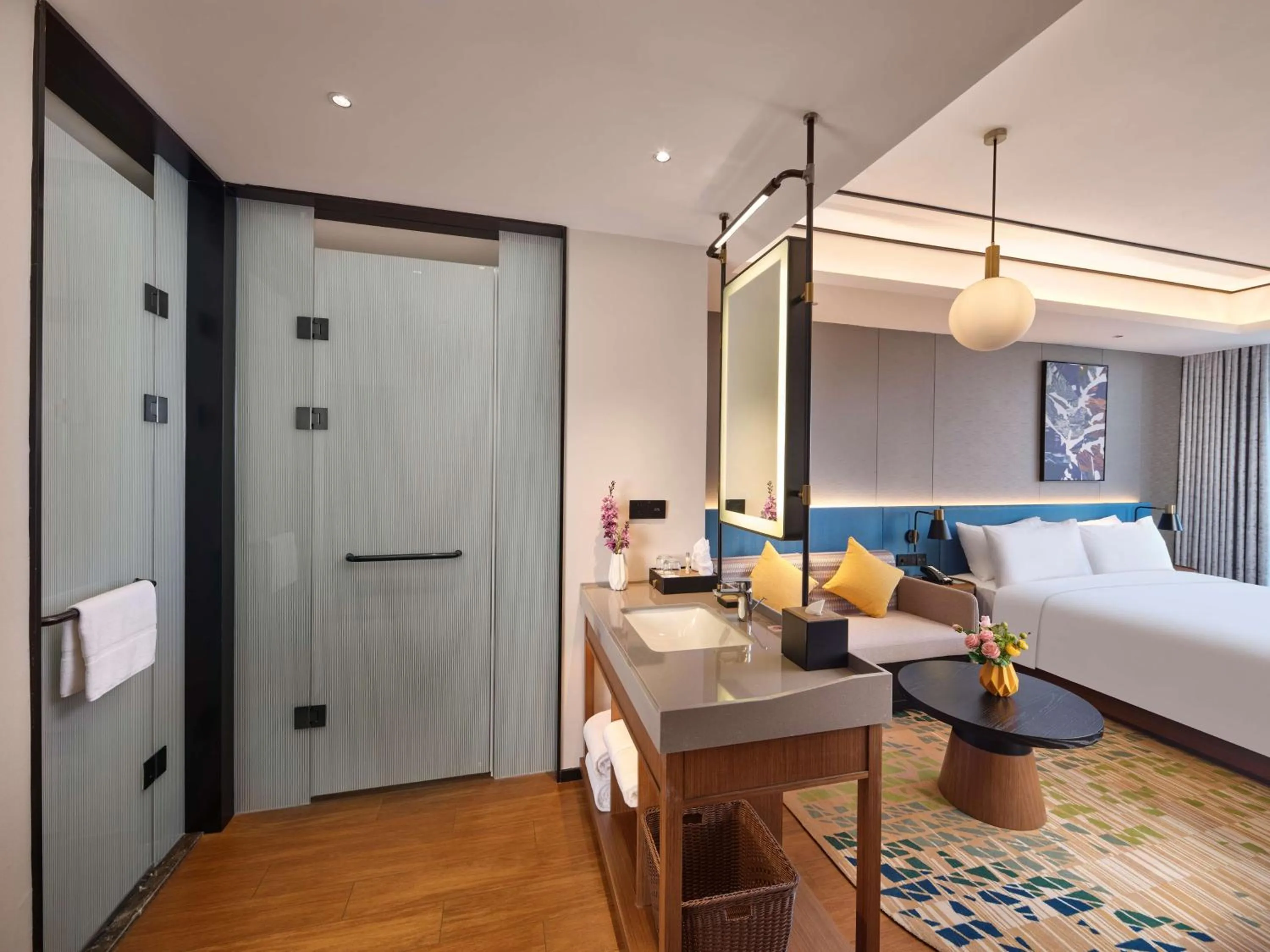 Bathroom, Bed in Hilton Garden Inn Jinzhou Central Street