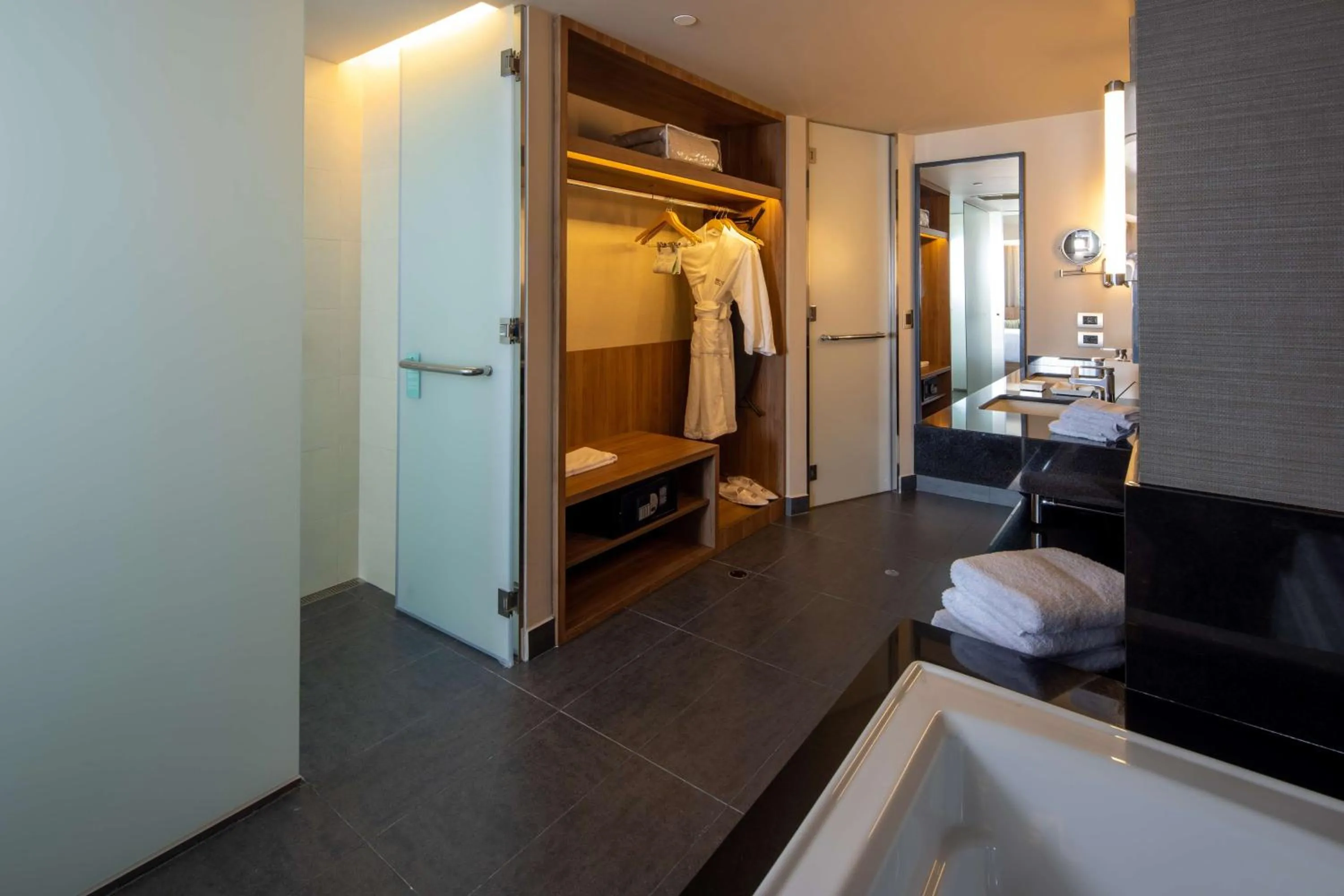 Bathroom, Bed in Hilton Garden Inn Lima Miraflores