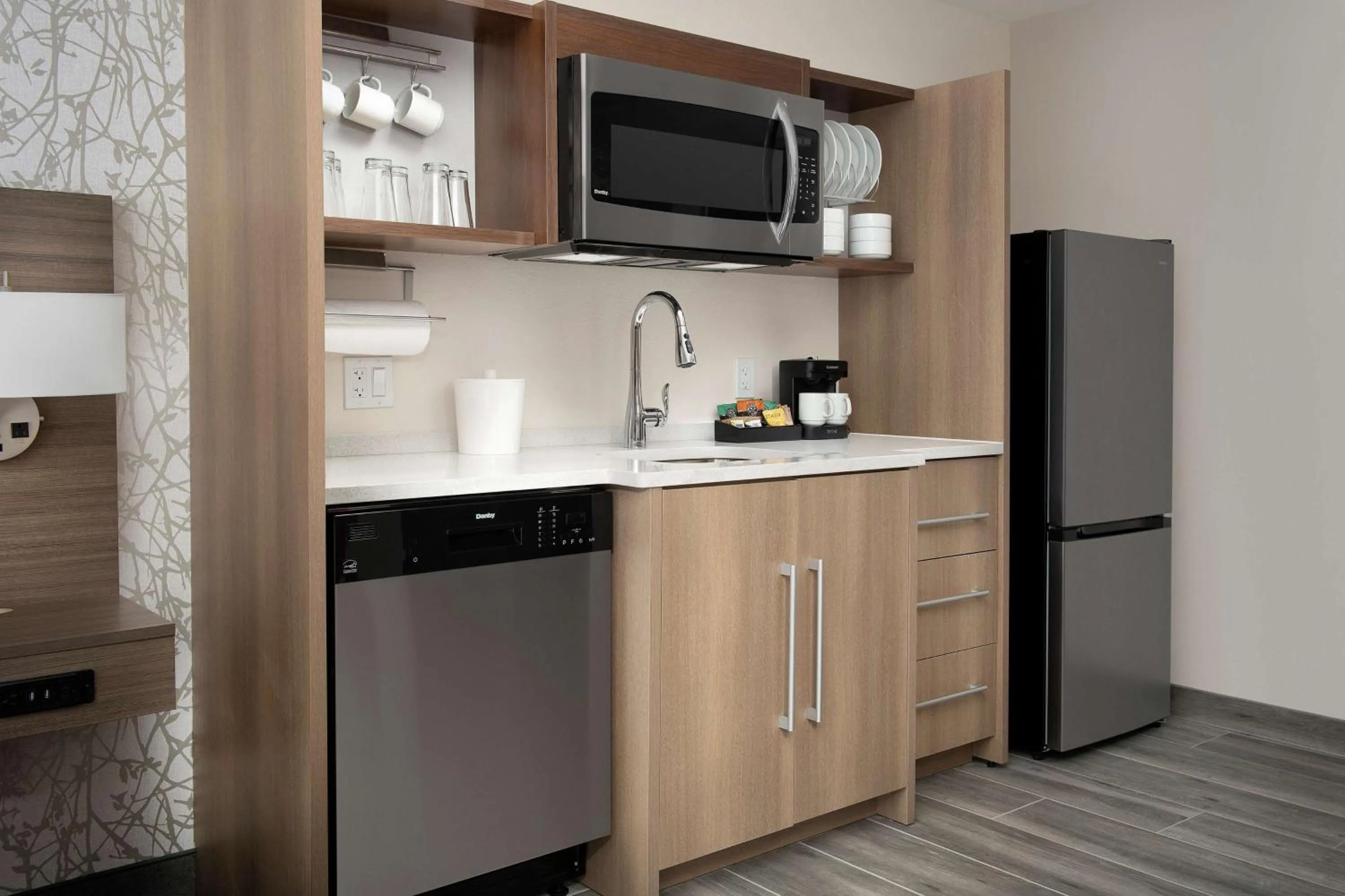 Kitchen or kitchenette in Home2 Suites By Hilton Miami Airport South Blue Lagoon