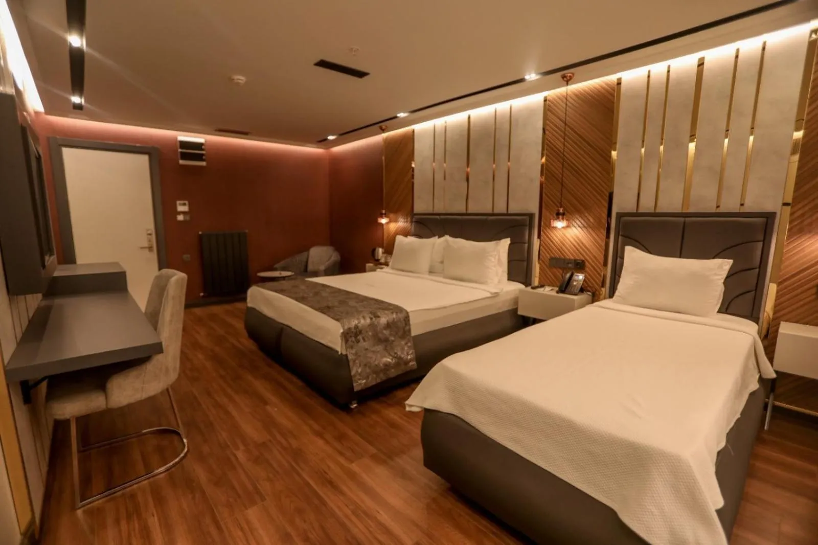 Bed in Class Suit Hotel