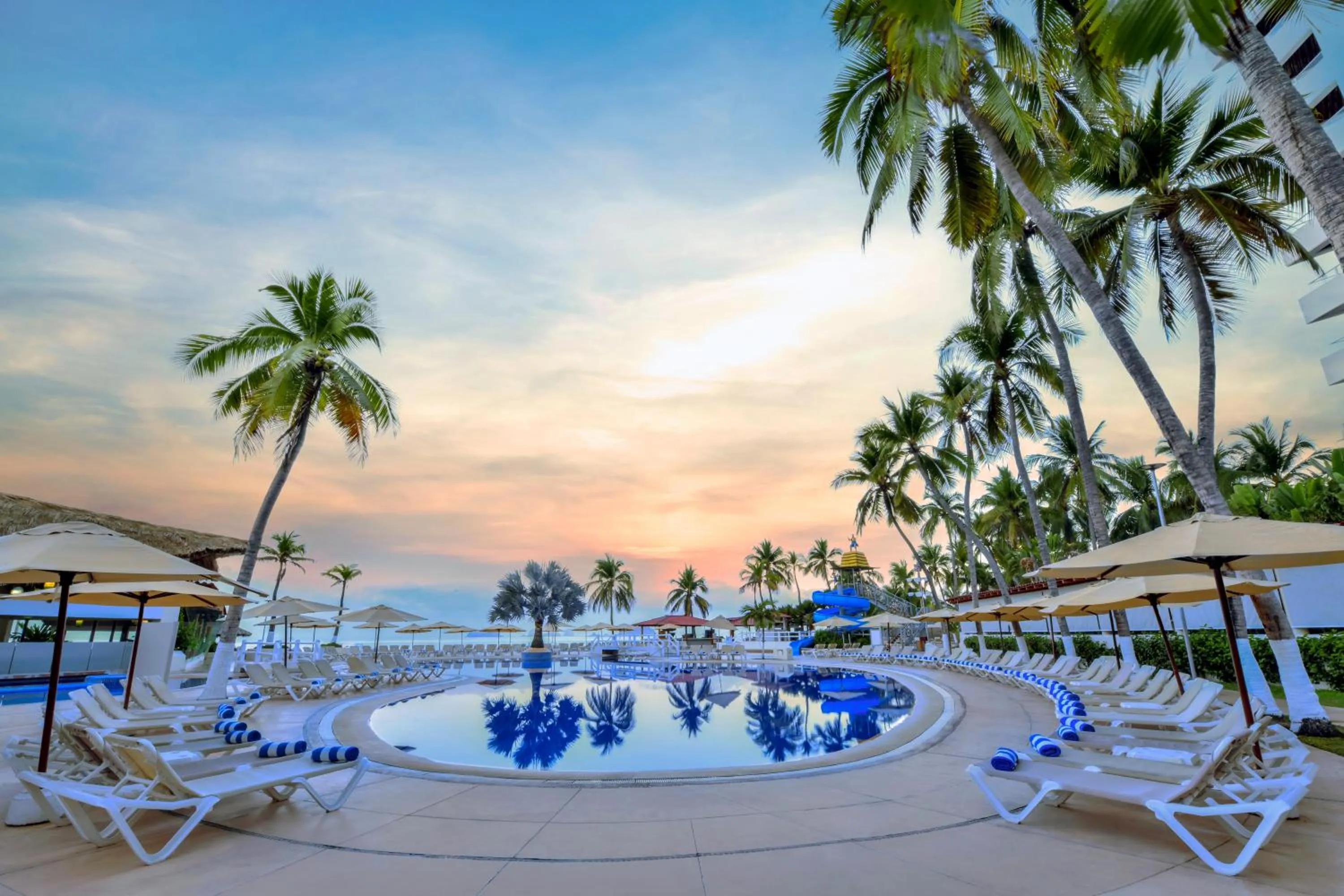 Swimming pool in Krystal Ixtapa All Inclusive