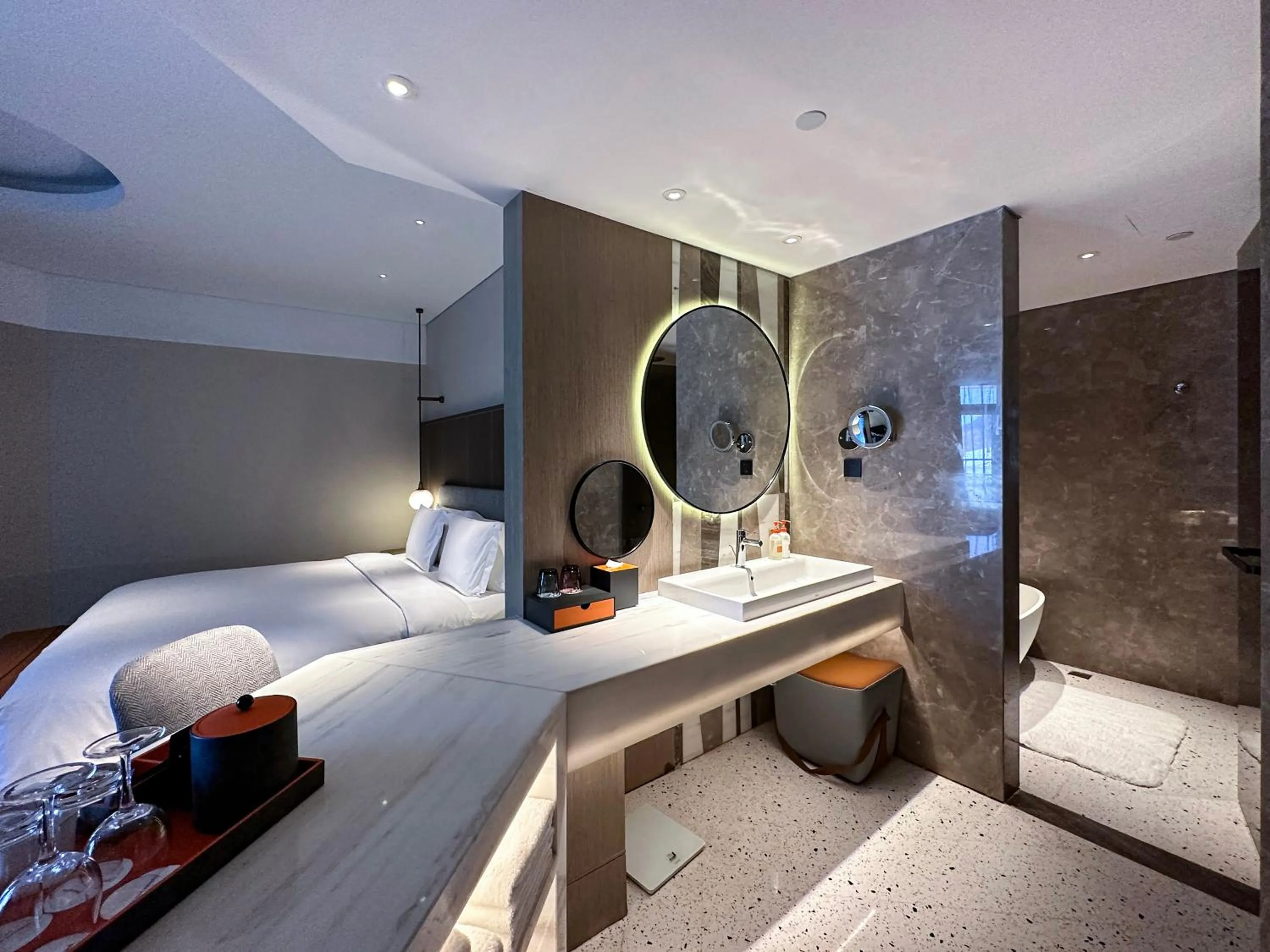 Toilet, Bed in Crowne Plaza Chongli Resort by IHG