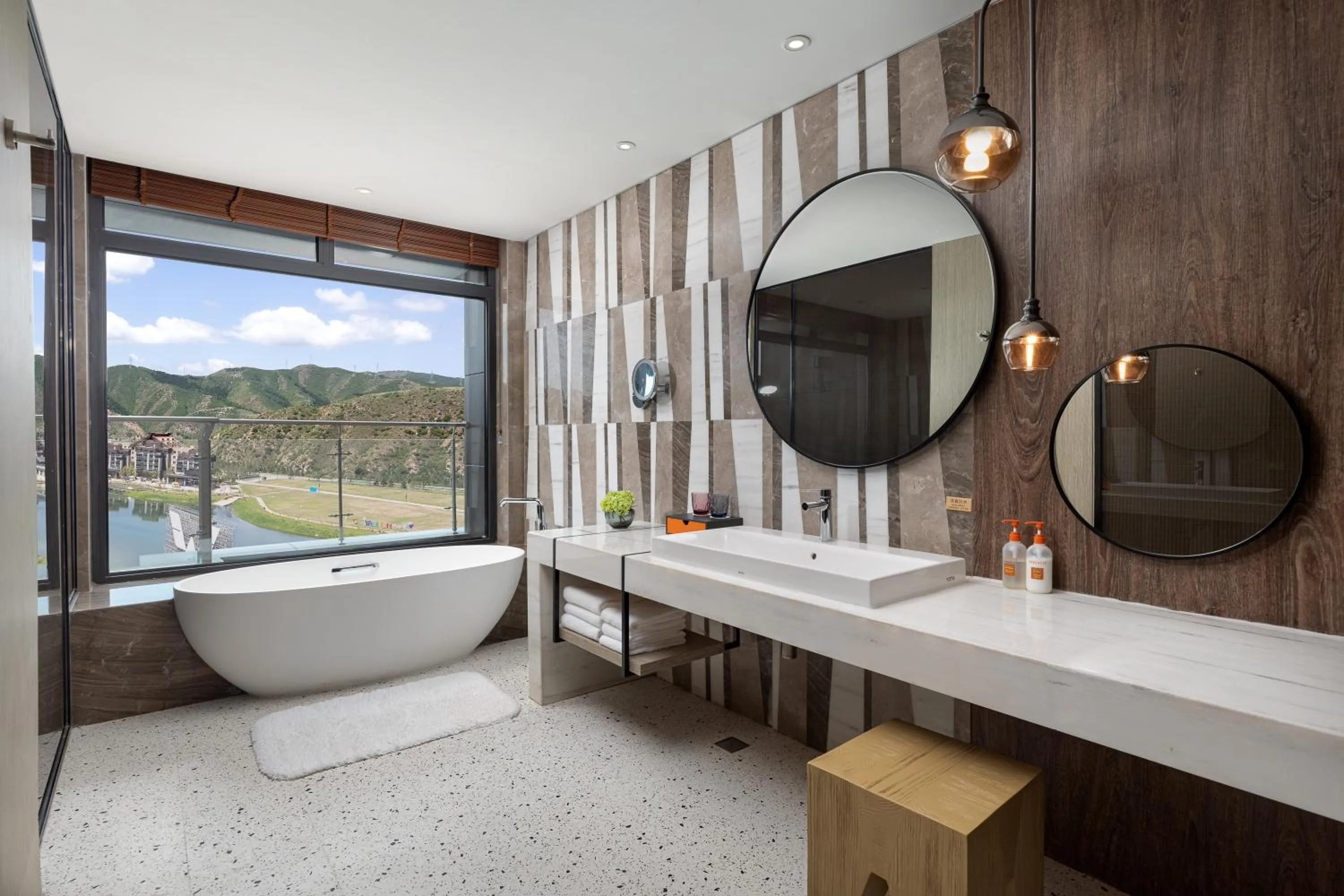 Premium Twin Room With Lake View in Crowne Plaza Chongli Resort by IHG