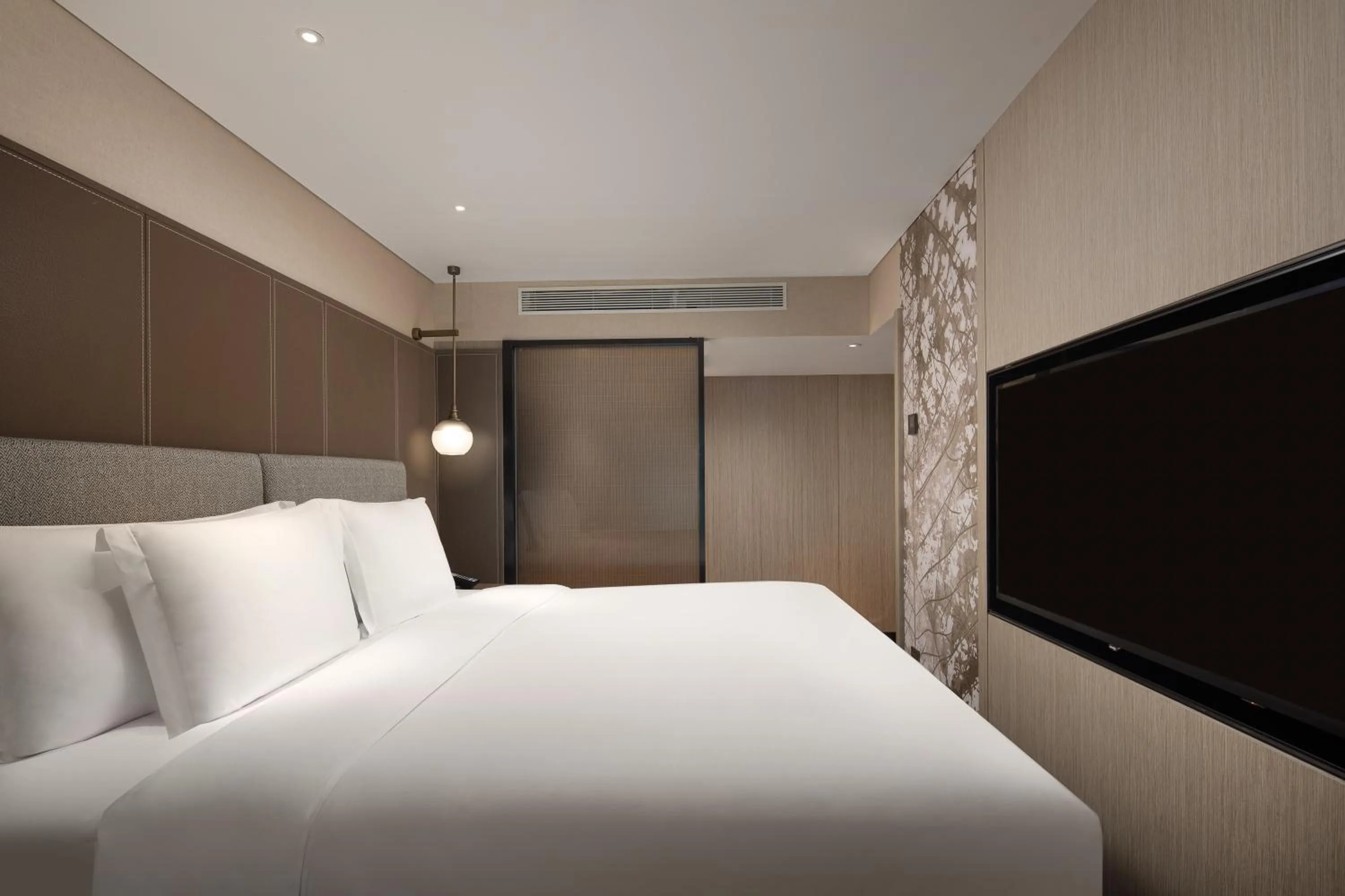Bed in Crowne Plaza Chongli Resort by IHG