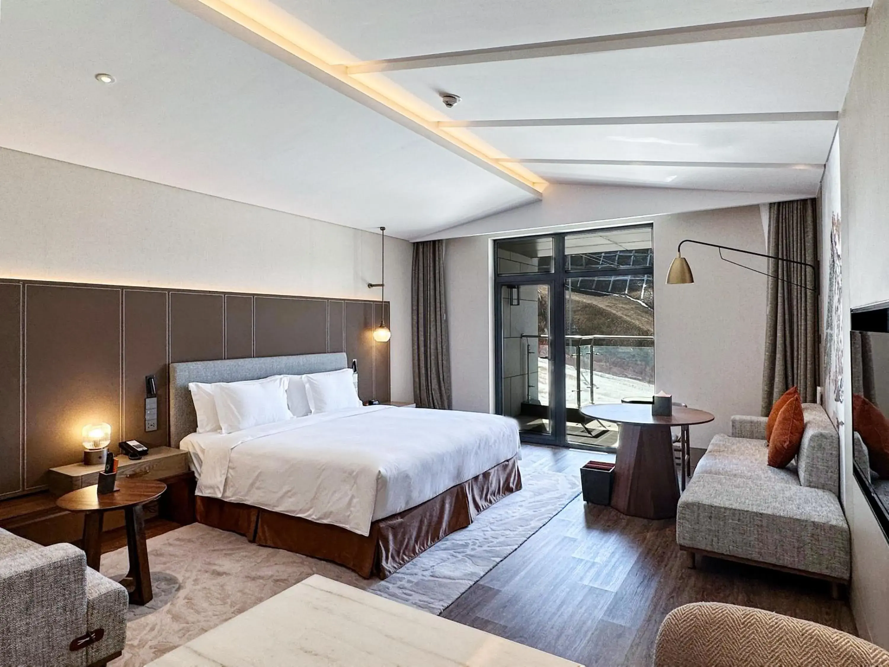 Premium King Room with Mountain View in Crowne Plaza Chongli Resort by IHG Premium King Room with Mountain View in Crowne Plaza Chongli Resort by IHG