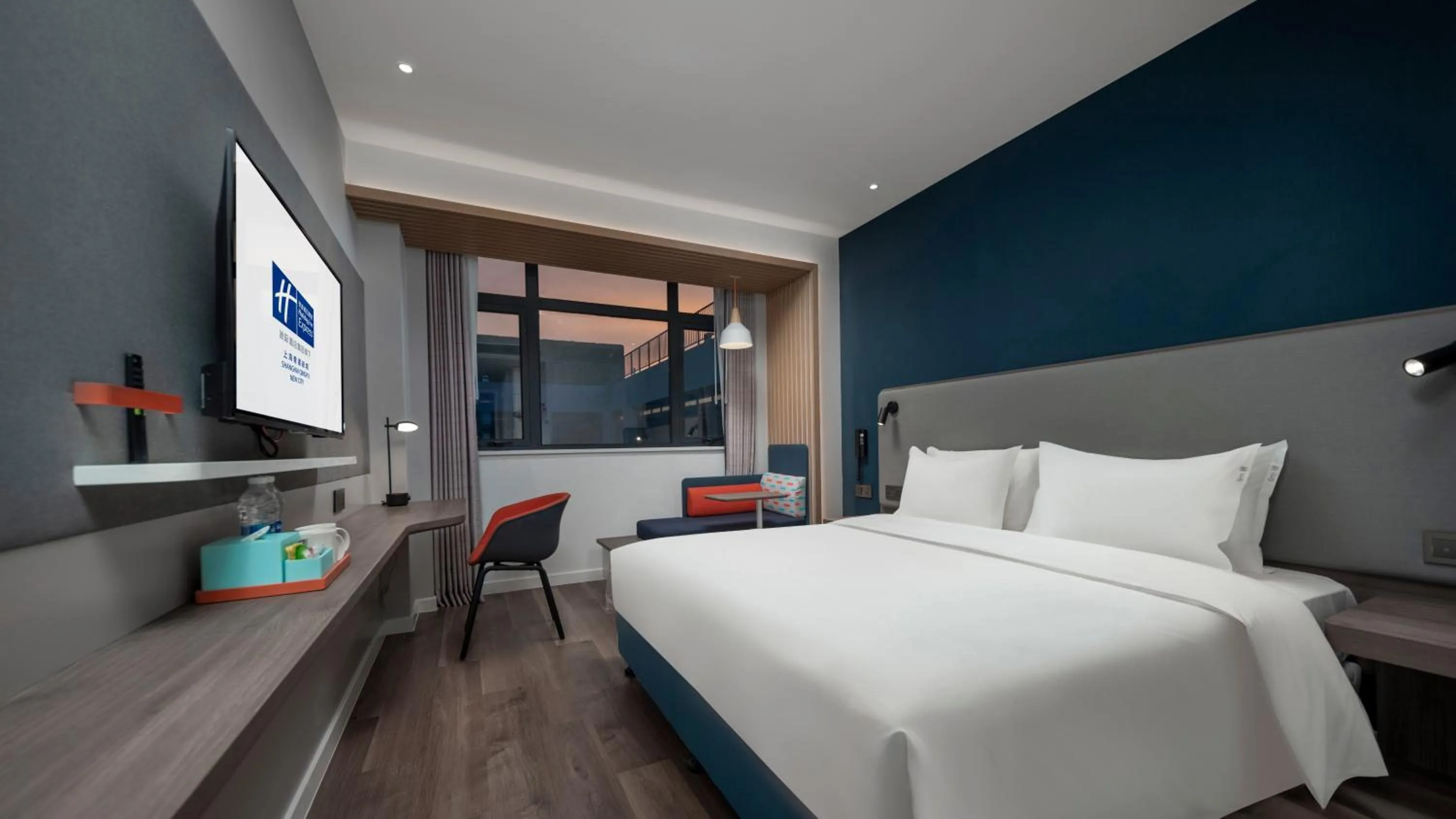 Photo of the whole room, Bed in Holiday Inn Express Shanghai Qingpu New City by IHG