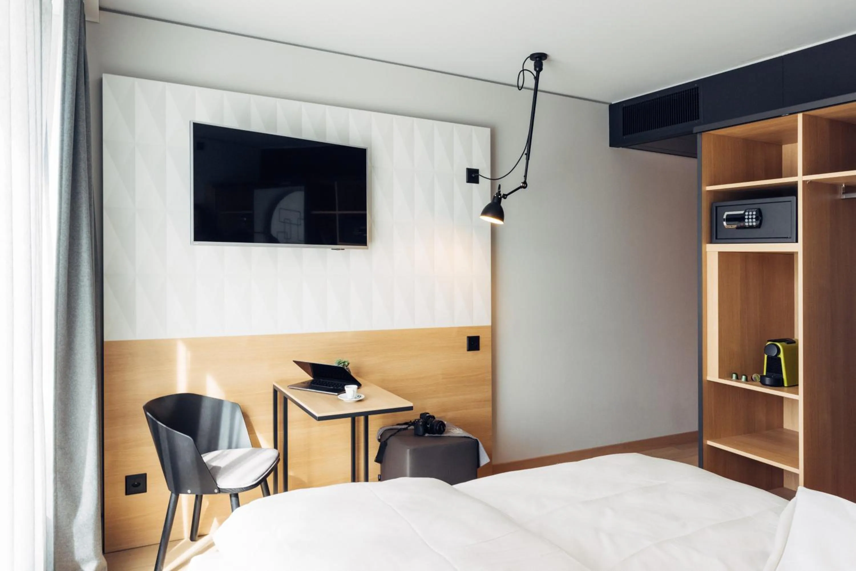 Seating area, Bed in harry's home Bern-Expo