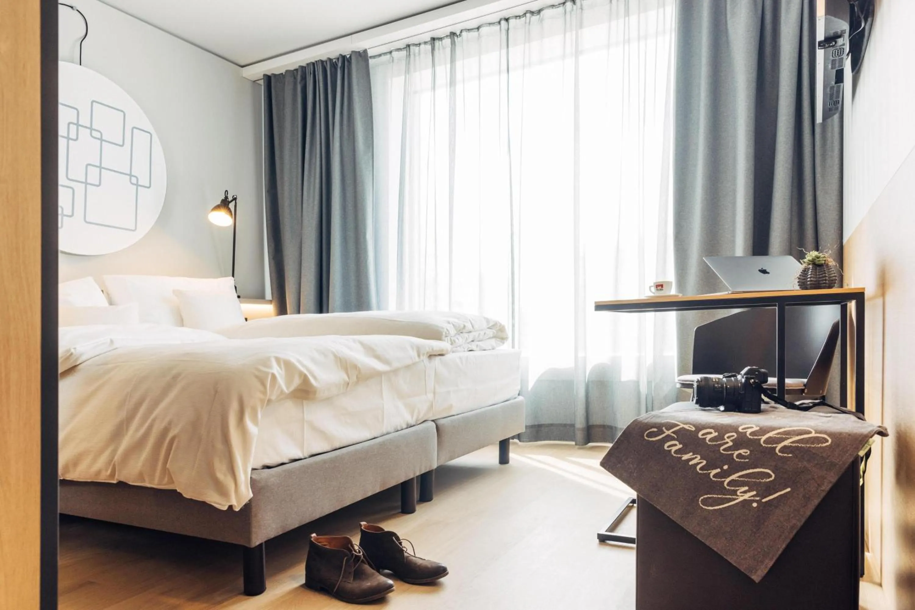 Photo of the whole room, Bed in harry's home Bern-Expo