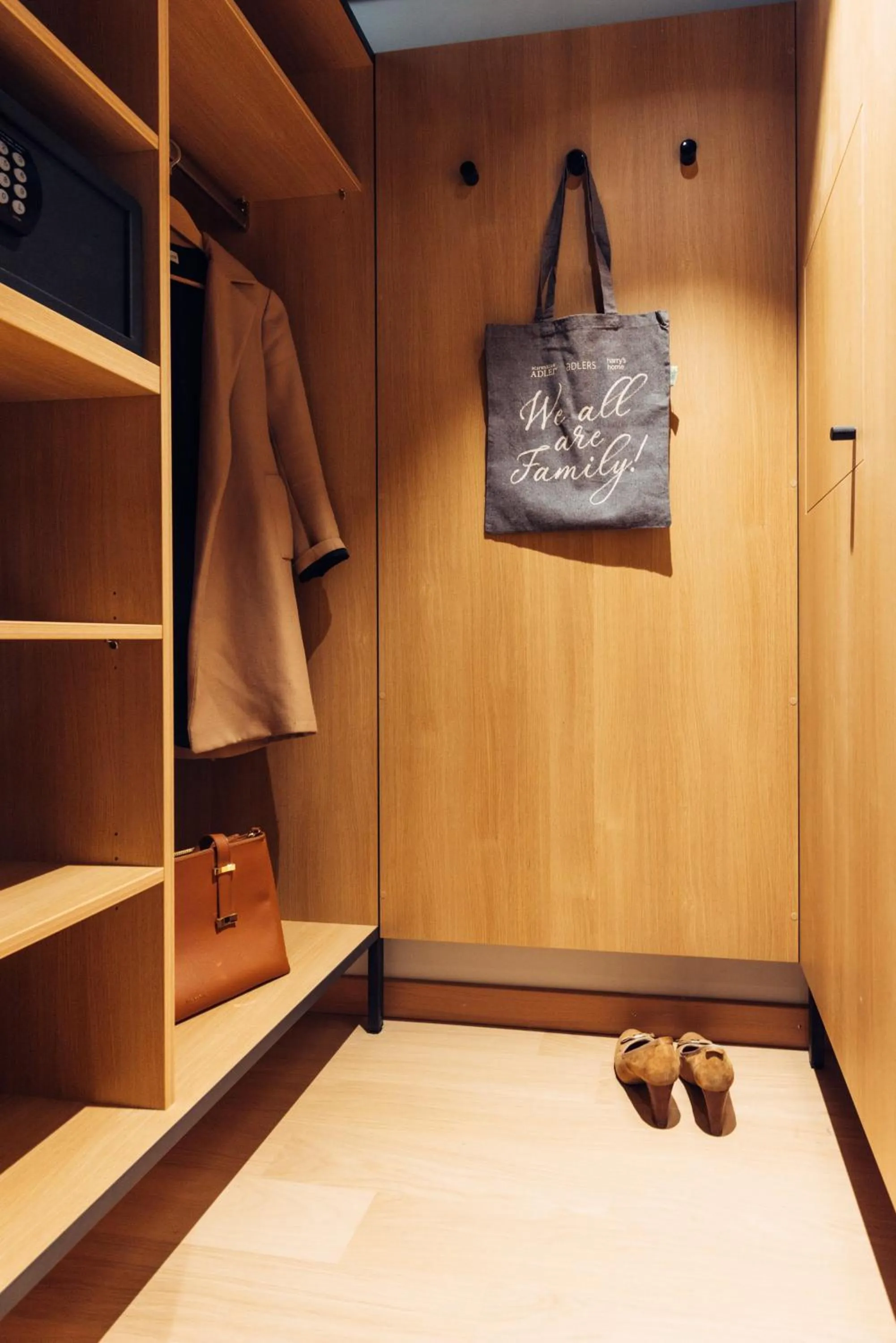 wardrobe in harry's home Bern-Expo