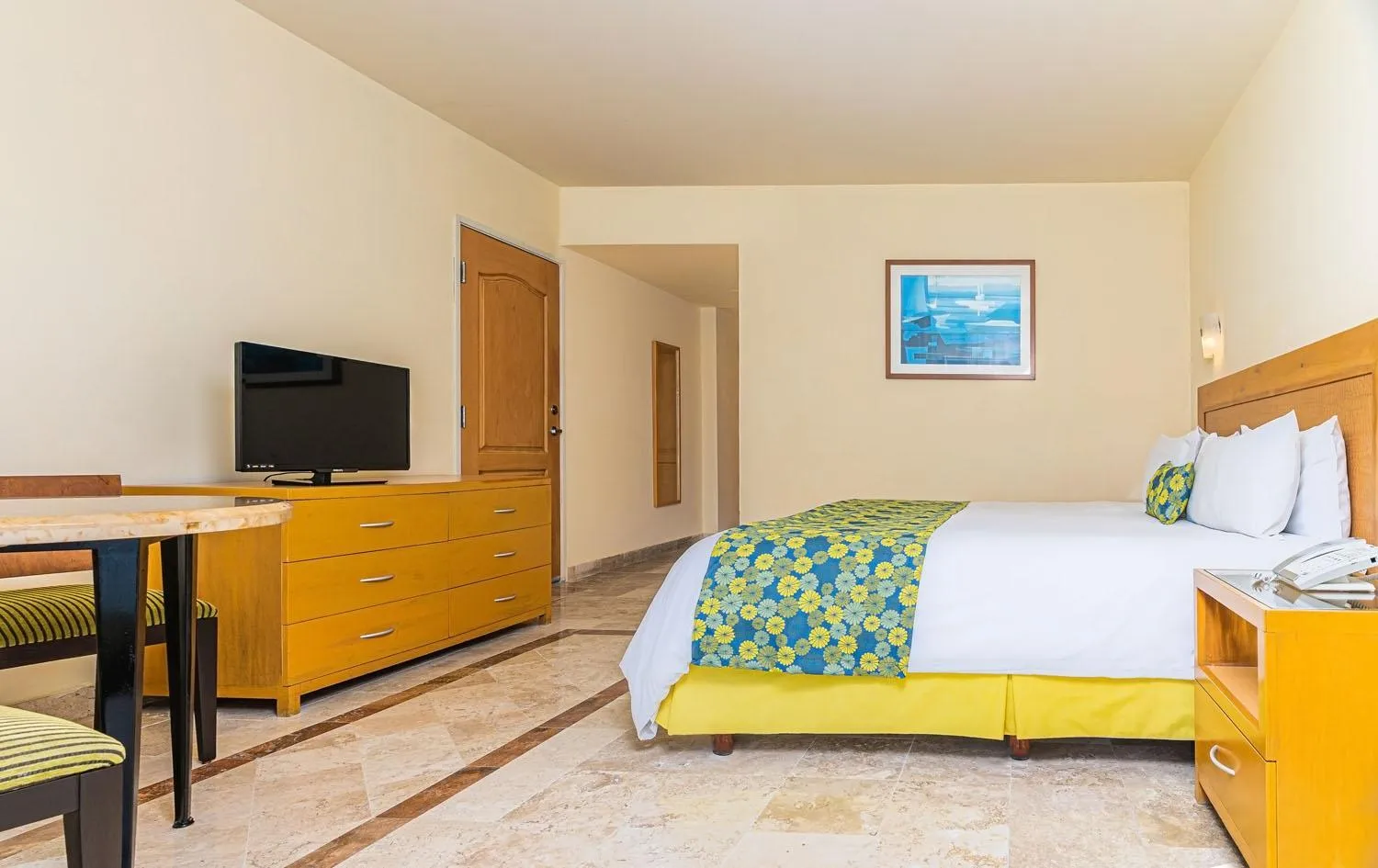 Photo of the whole room, Bed in Krystal Vallarta