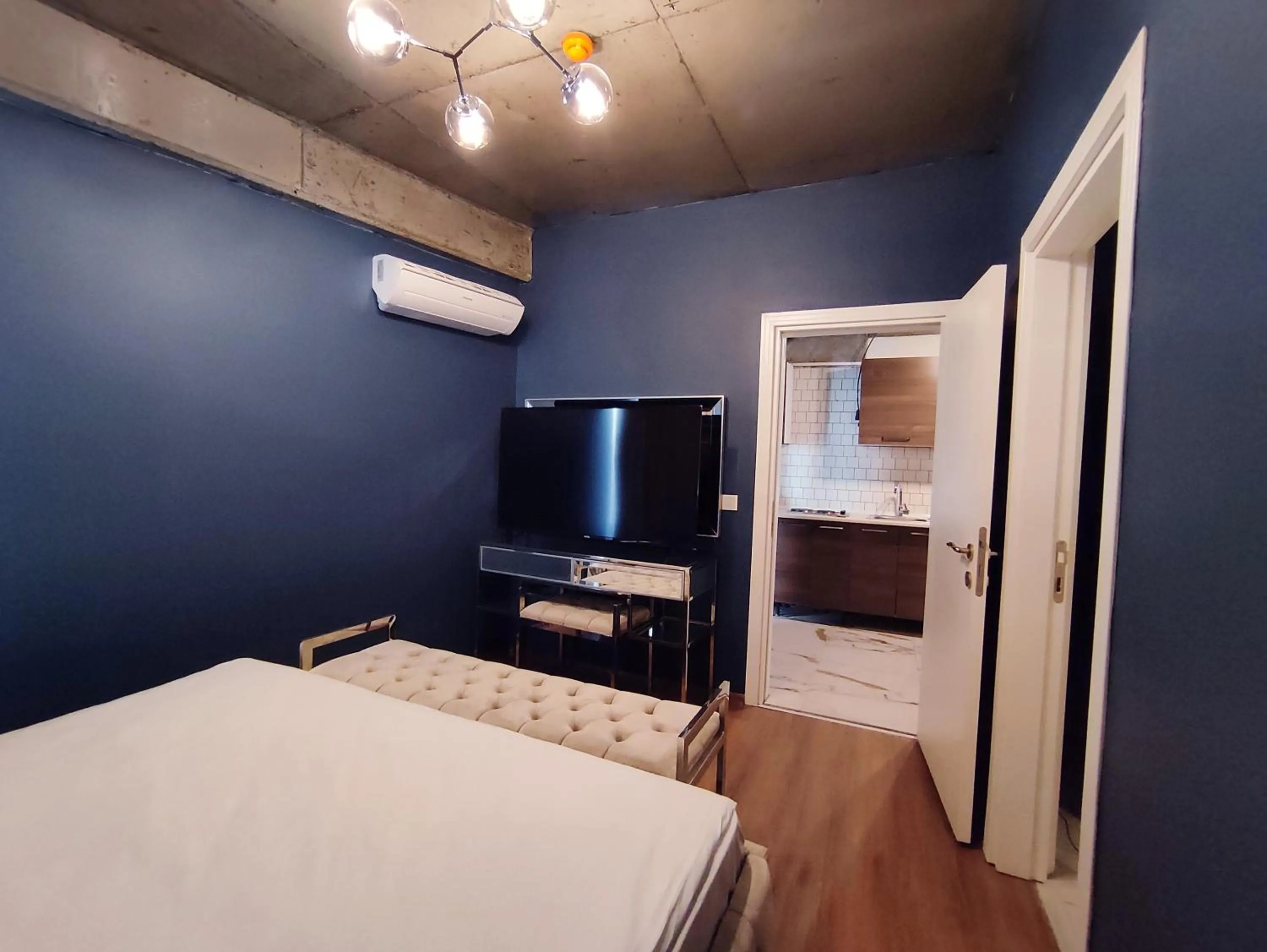 Communal lounge/ TV room, Bed in Mas Suites Karaköy