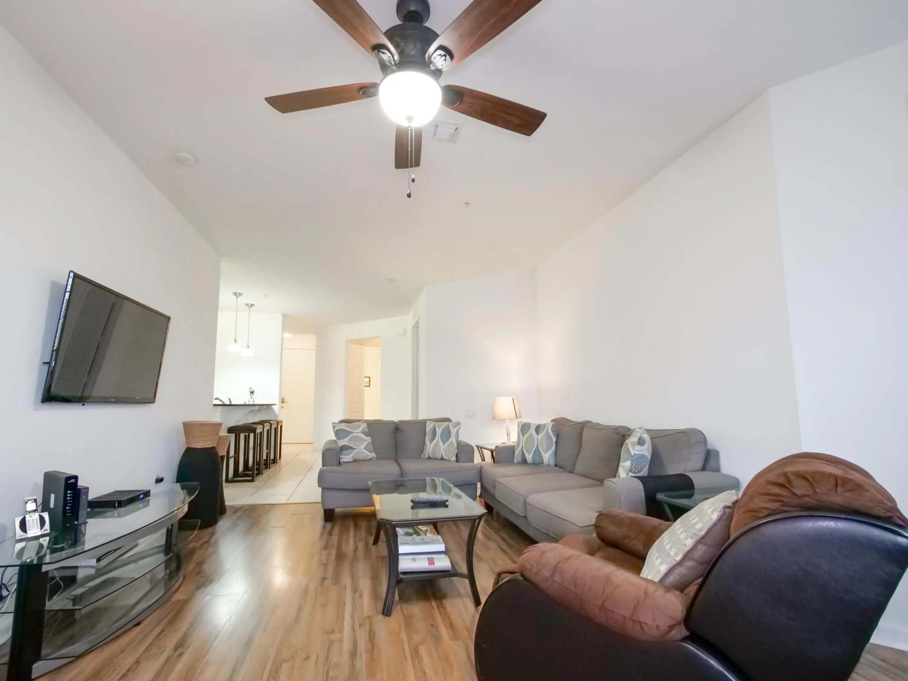 Living room in 4Br 2Bath Condo Balcony 5min Conv Center 2020ft